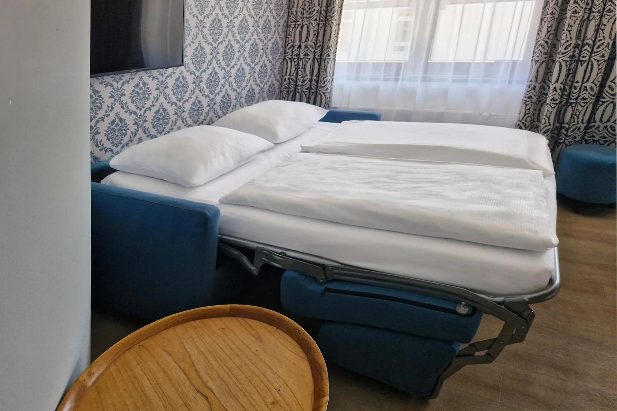 Photo of the whole room, Bed in Garner Hotel Hamburg Nord by IHG