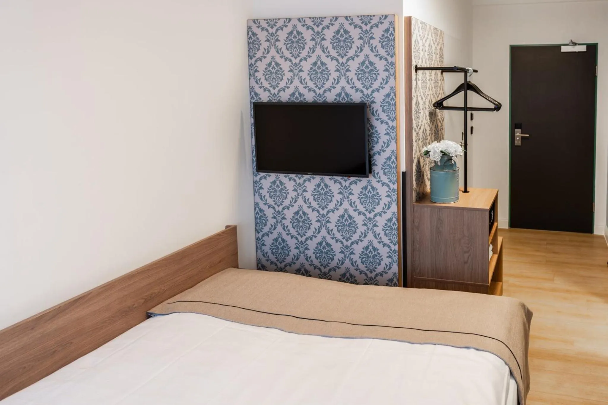 Photo of the whole room, Bed in Garner Hotel Hamburg Nord by IHG