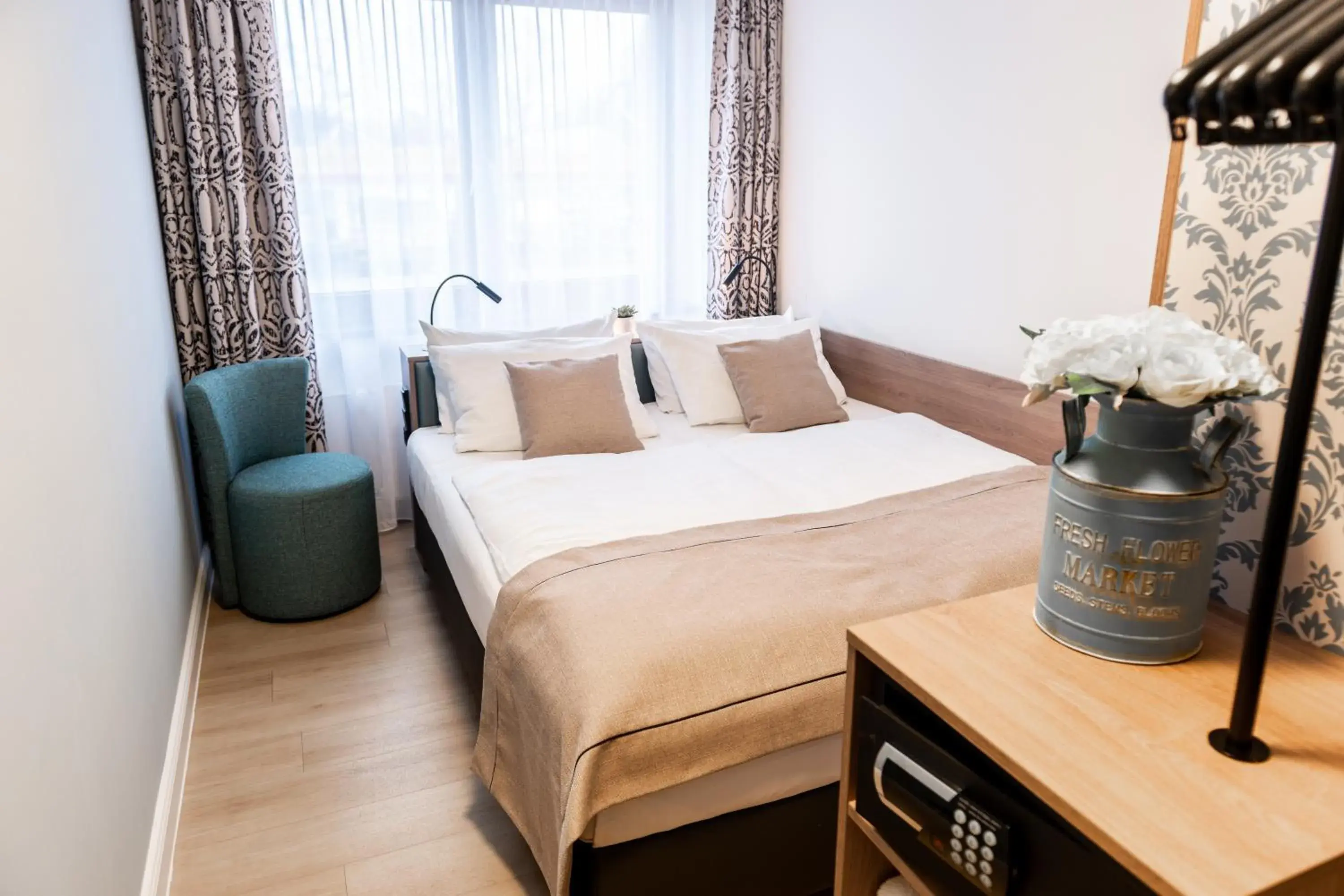 Cozy Queen Room in Garner Hotel Hamburg Nord by IHG Cozy Queen Room in Garner Hotel Hamburg Nord by IHG