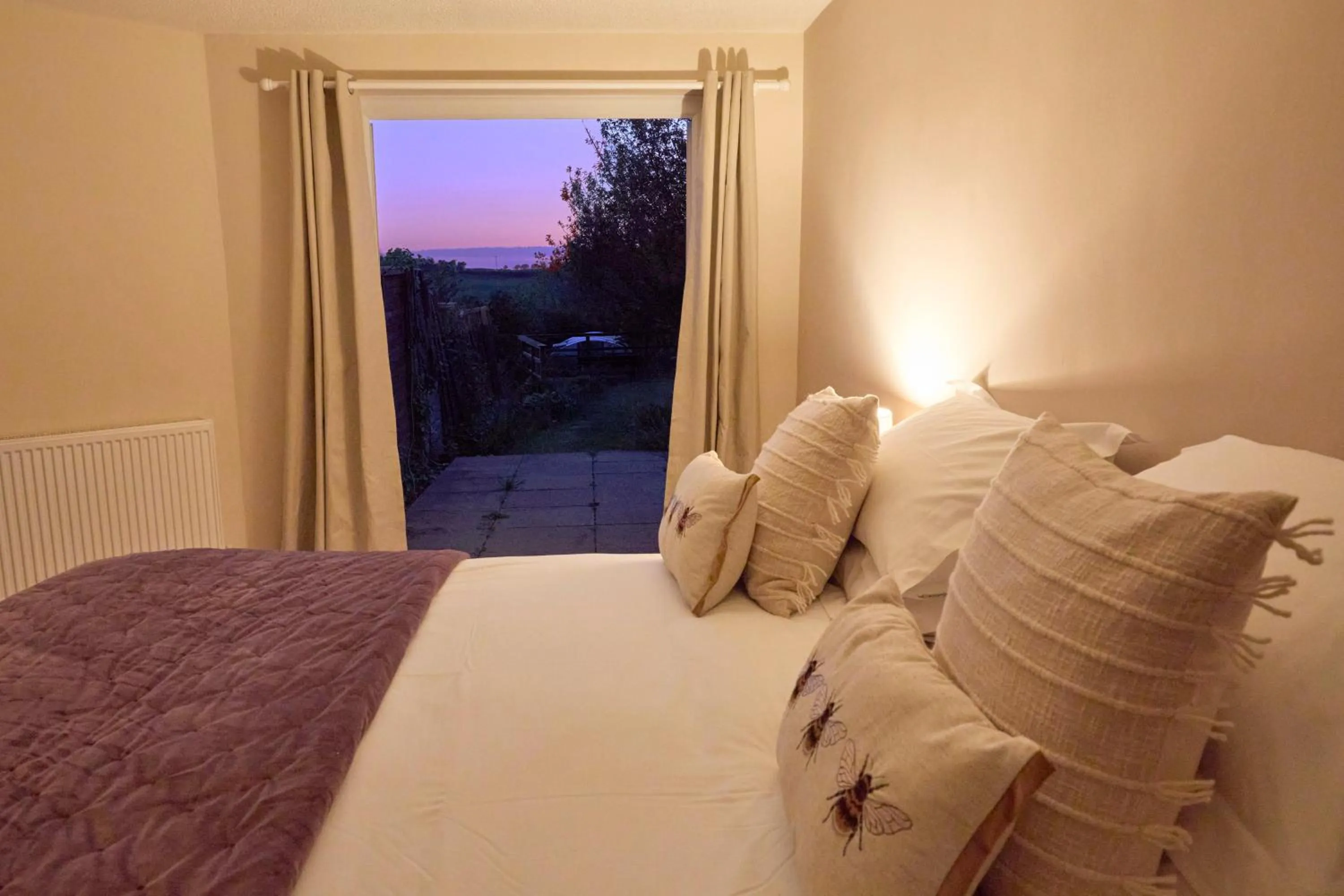 Garden, Bed in Hunters Lodge Inn