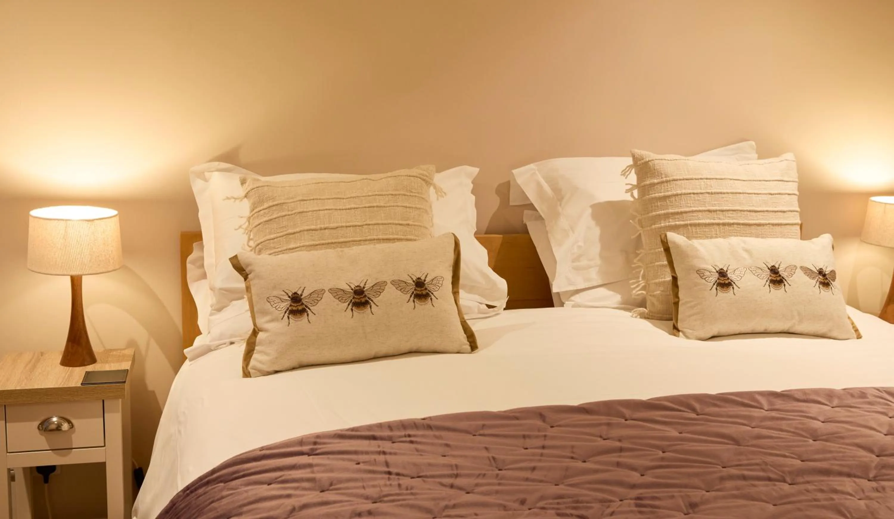 Bed in Hunters Lodge Inn