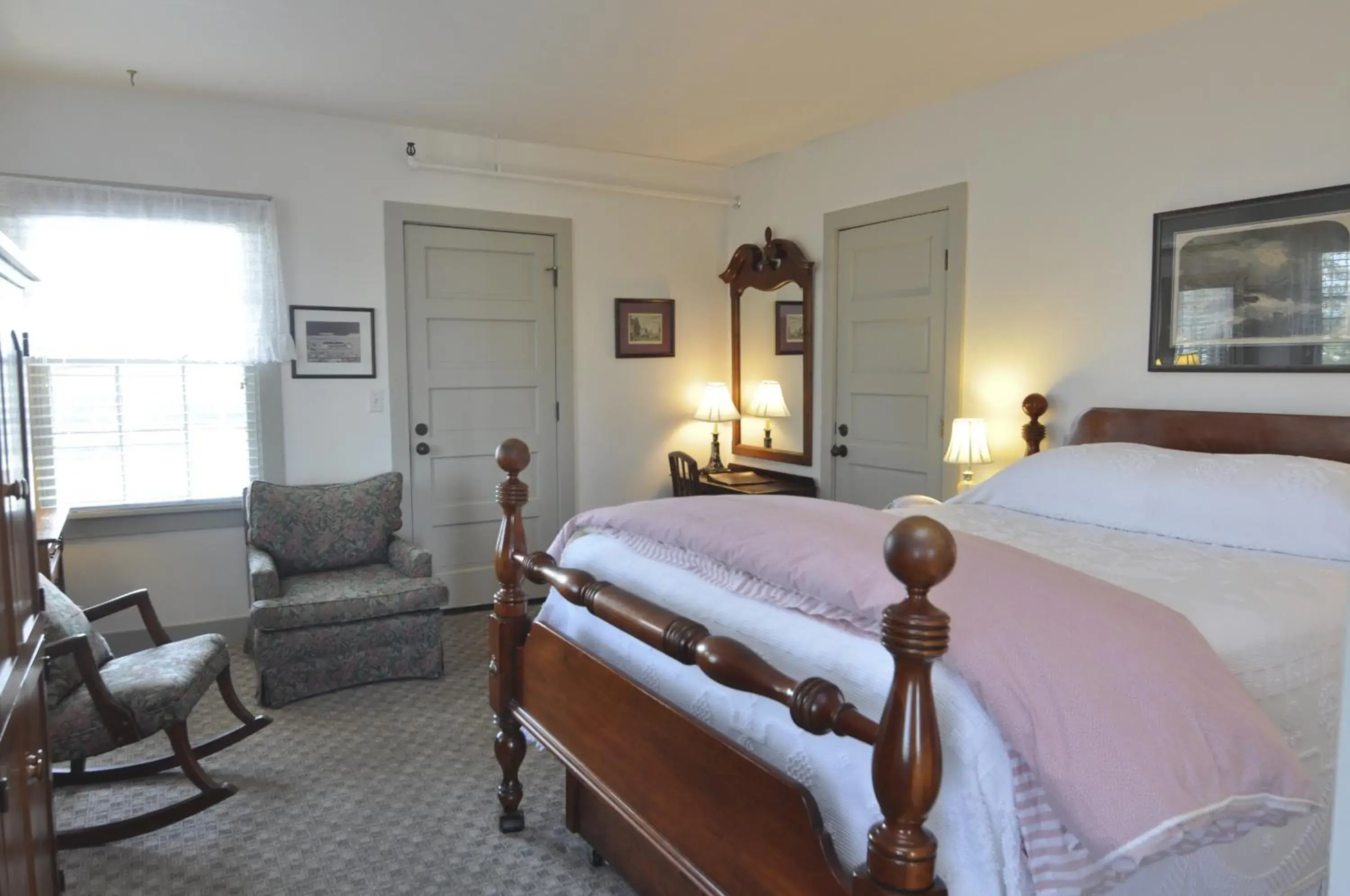Deluxe Queen Room in First Colony Inn Deluxe Queen Room in First Colony Inn
