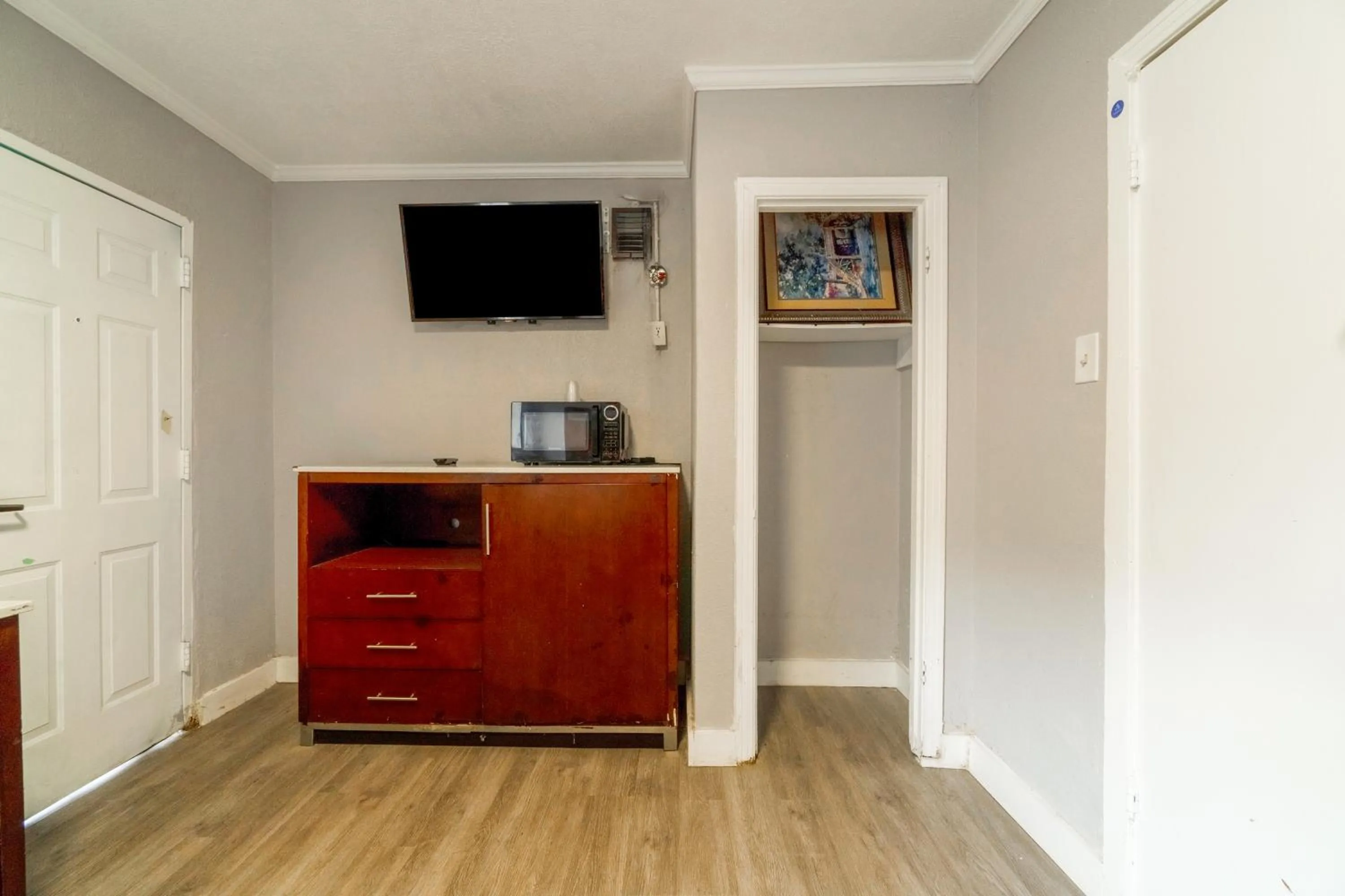 TV and multimedia in Alamo Oasis Inn and Suites By OYO San Antonio