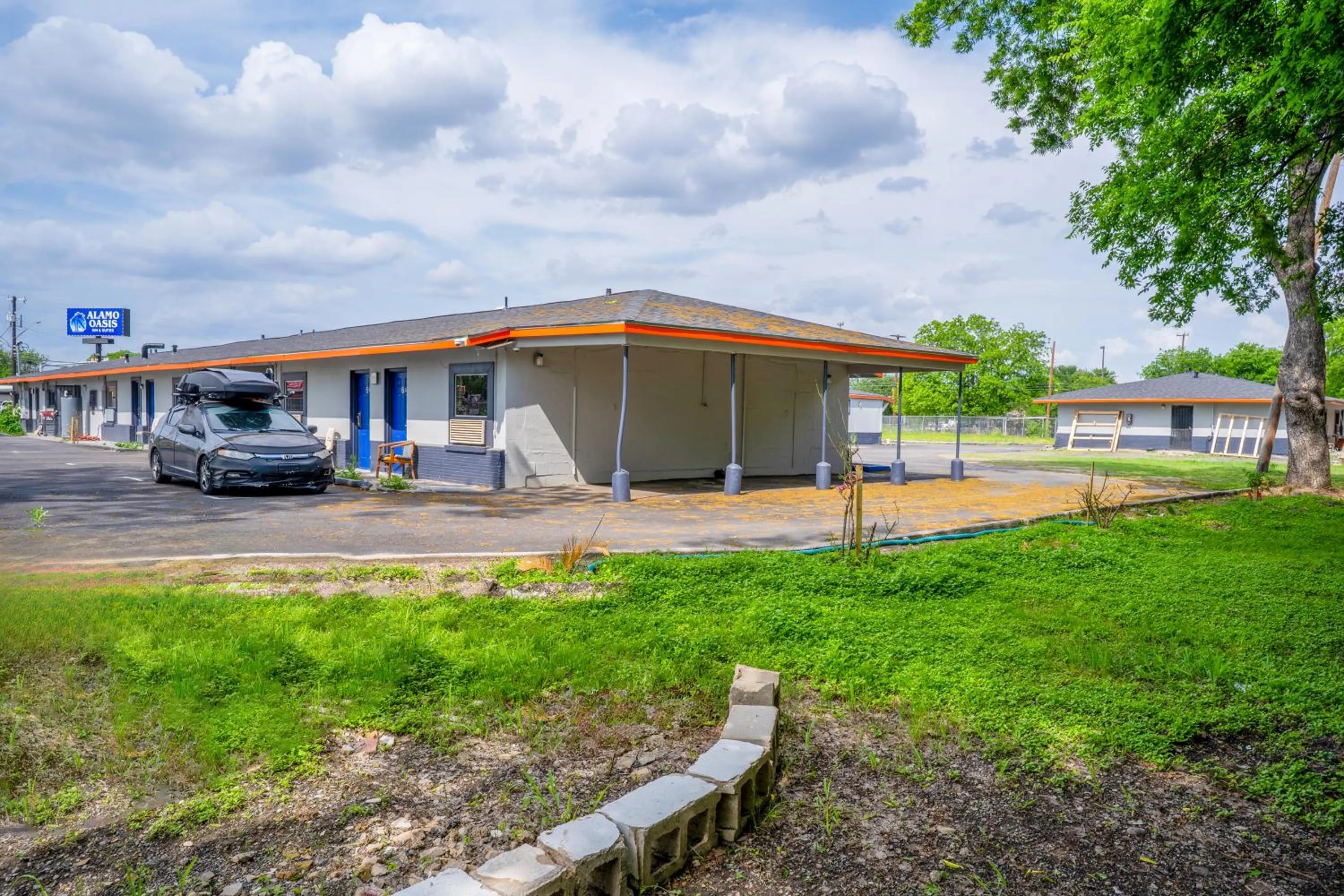 Parking in Alamo Oasis Inn and Suites By OYO San Antonio