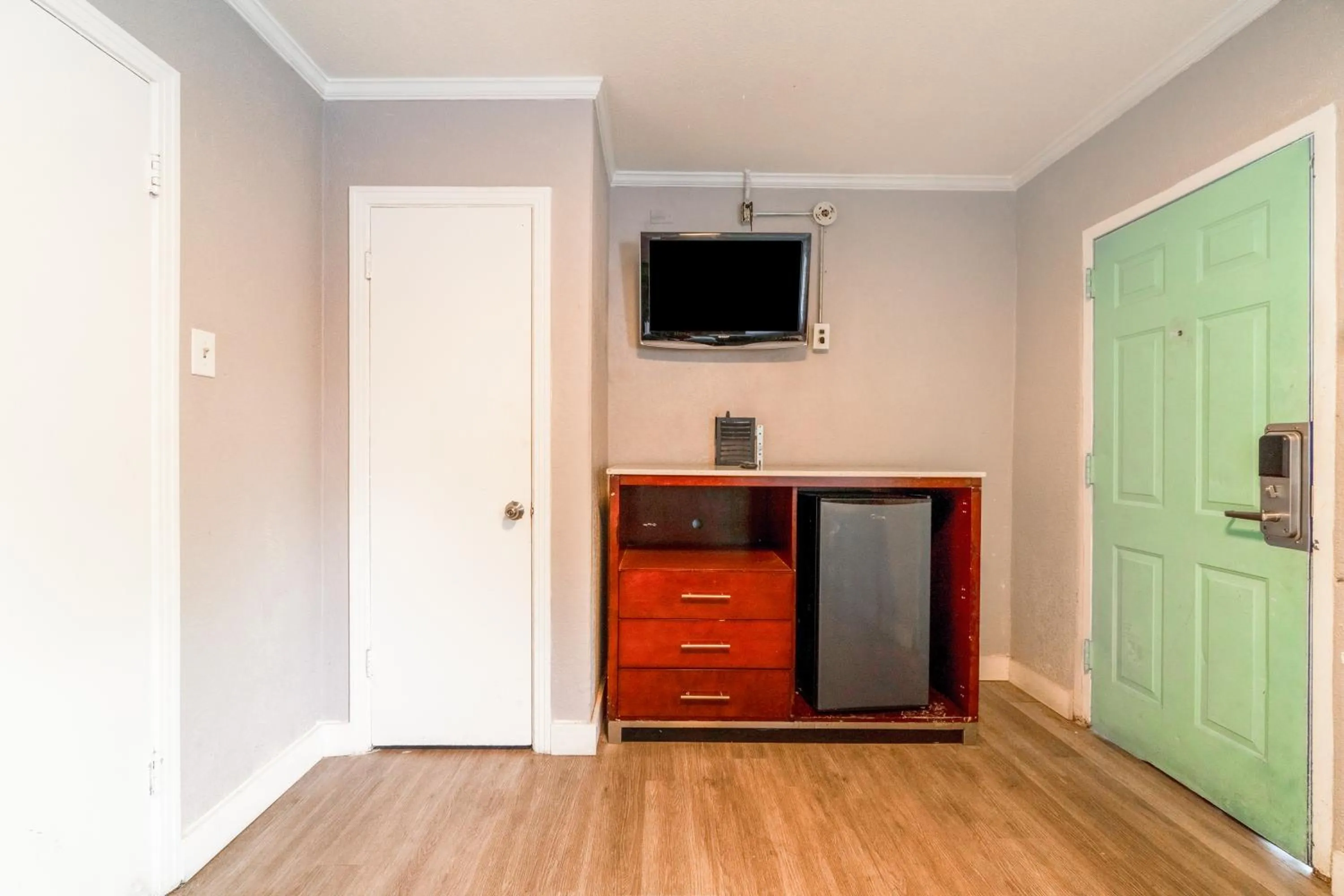 TV and multimedia in Alamo Oasis Inn and Suites By OYO San Antonio