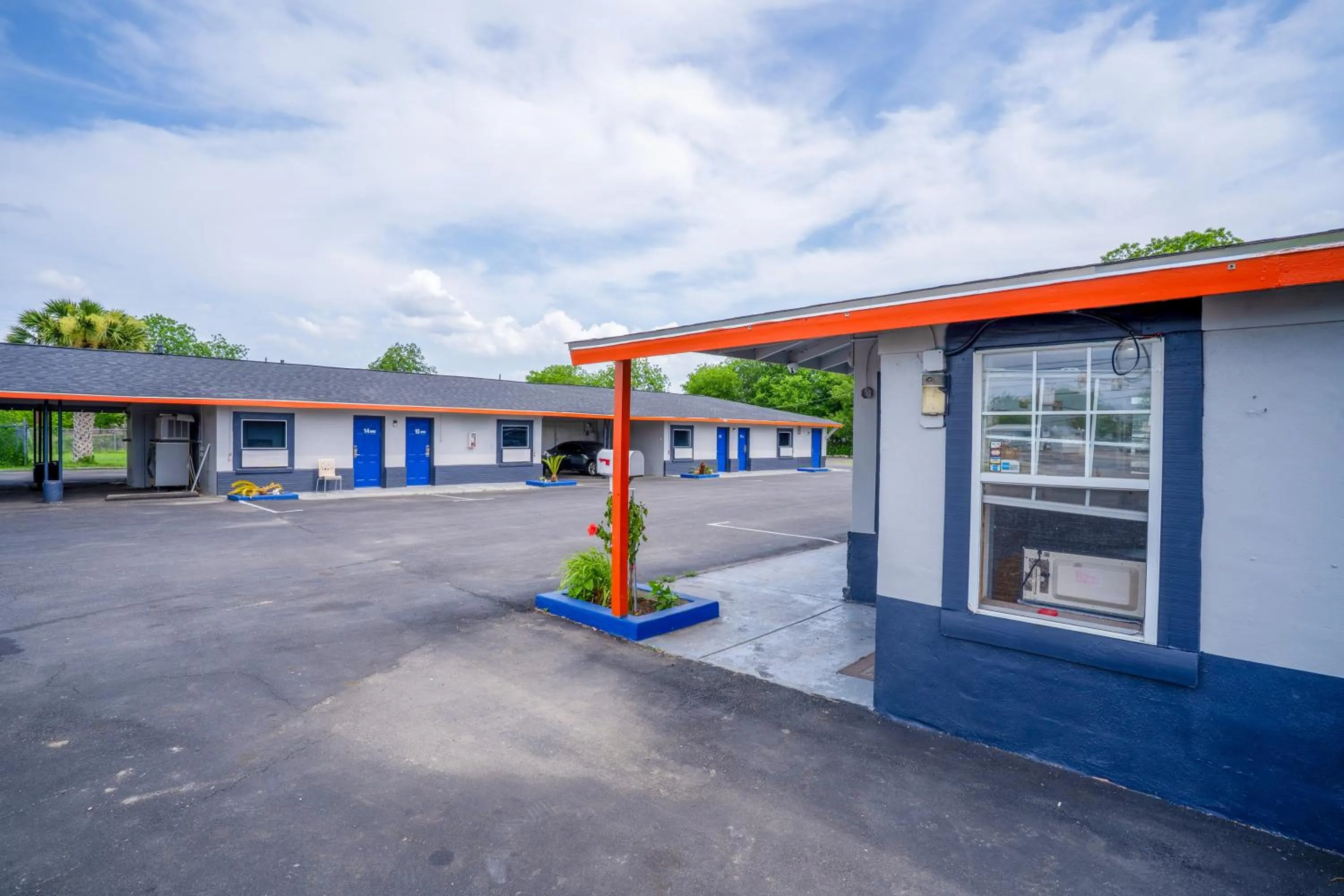 Facade/entrance in Alamo Oasis Inn and Suites By OYO San Antonio