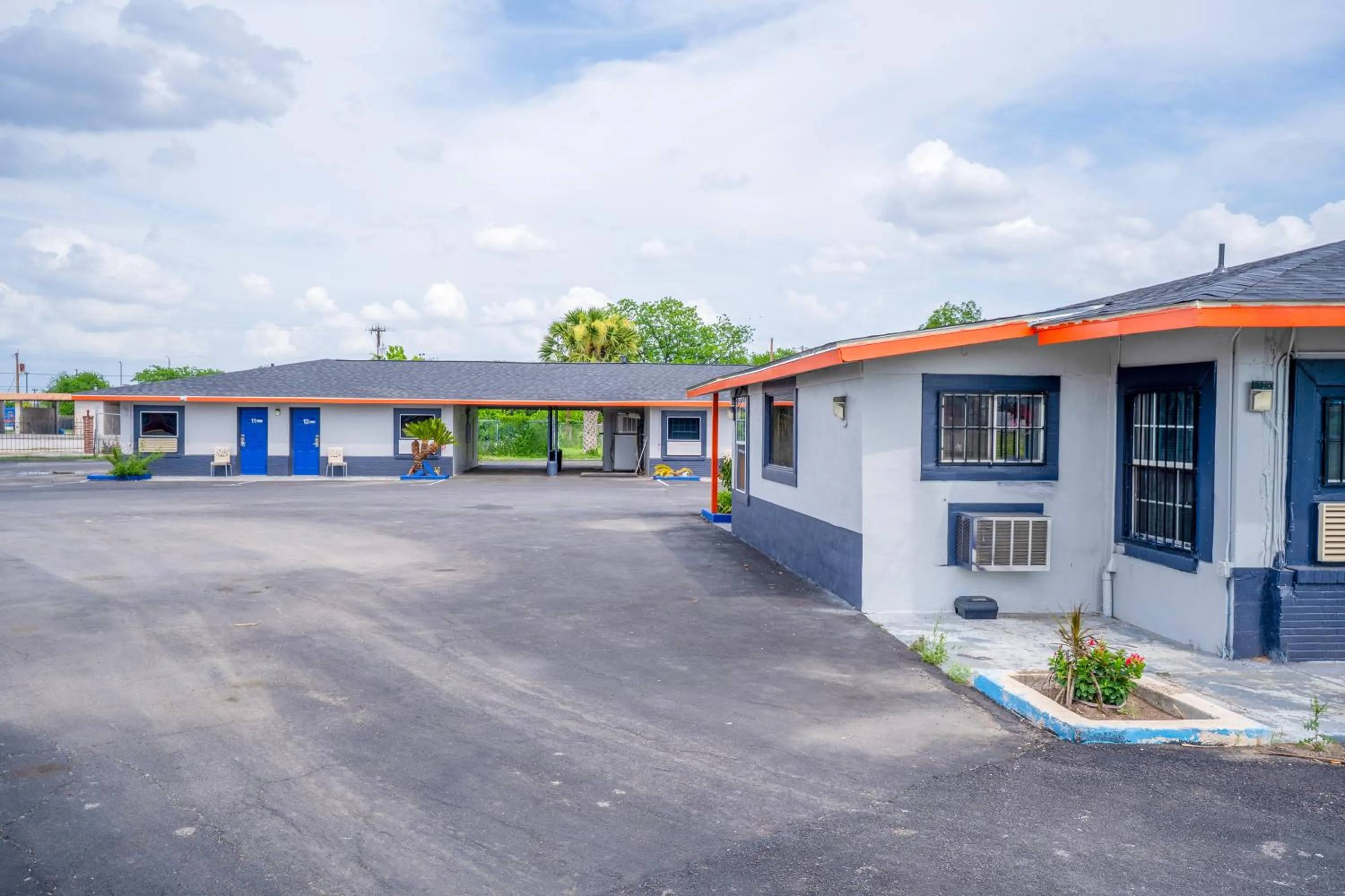 Facade/entrance in Alamo Oasis Inn and Suites By OYO San Antonio