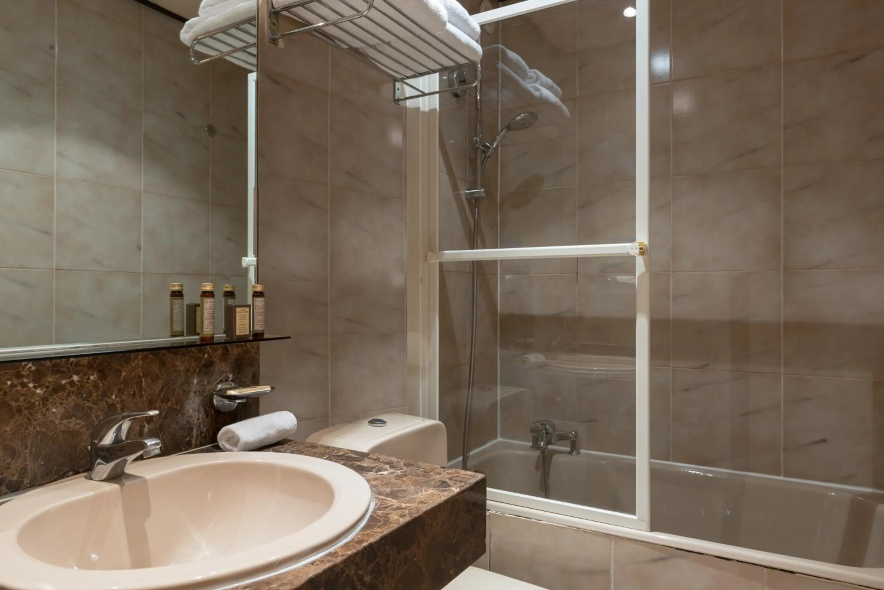 Bathroom in Neuilly Park Hotel
