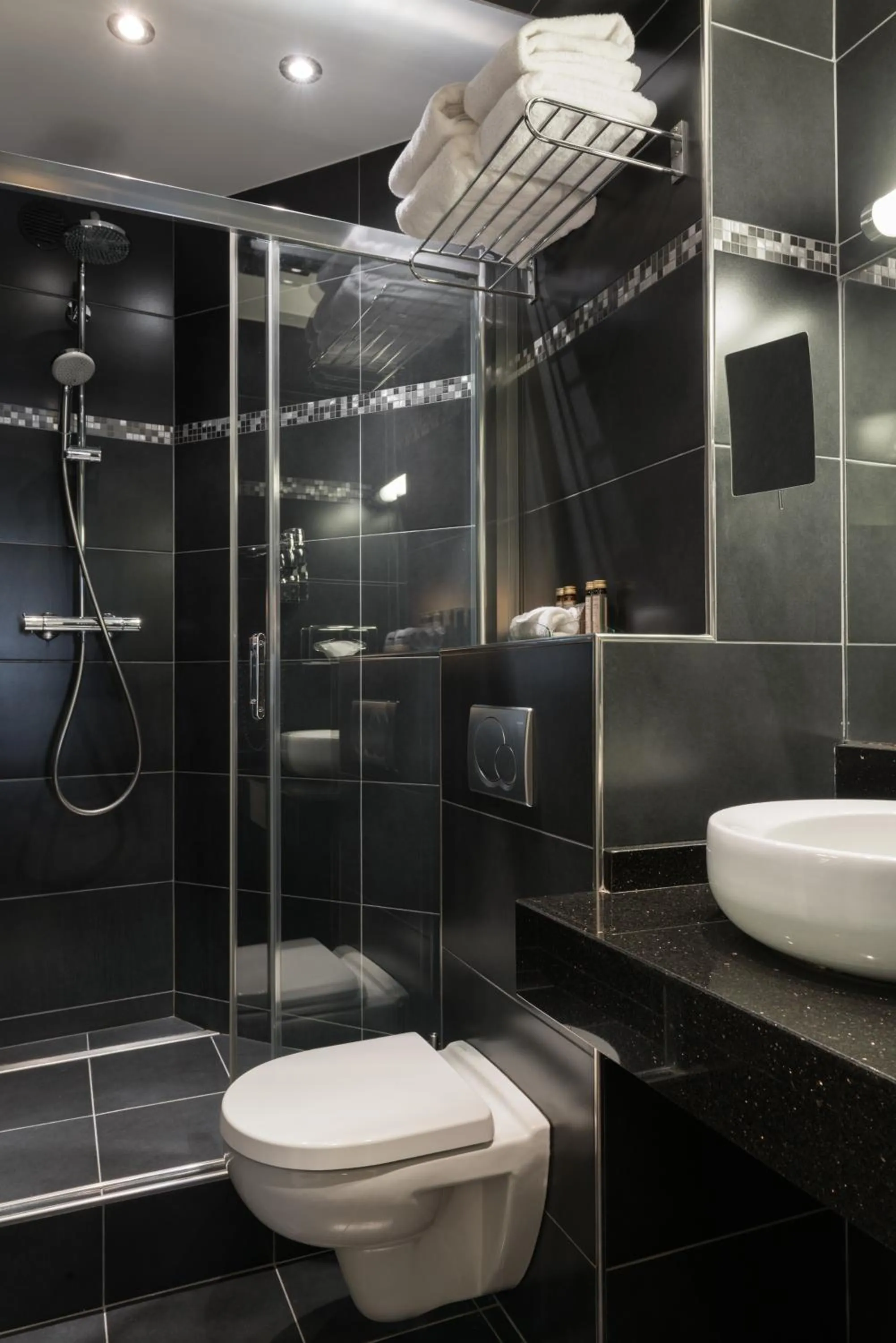 Bathroom in Neuilly Park Hotel