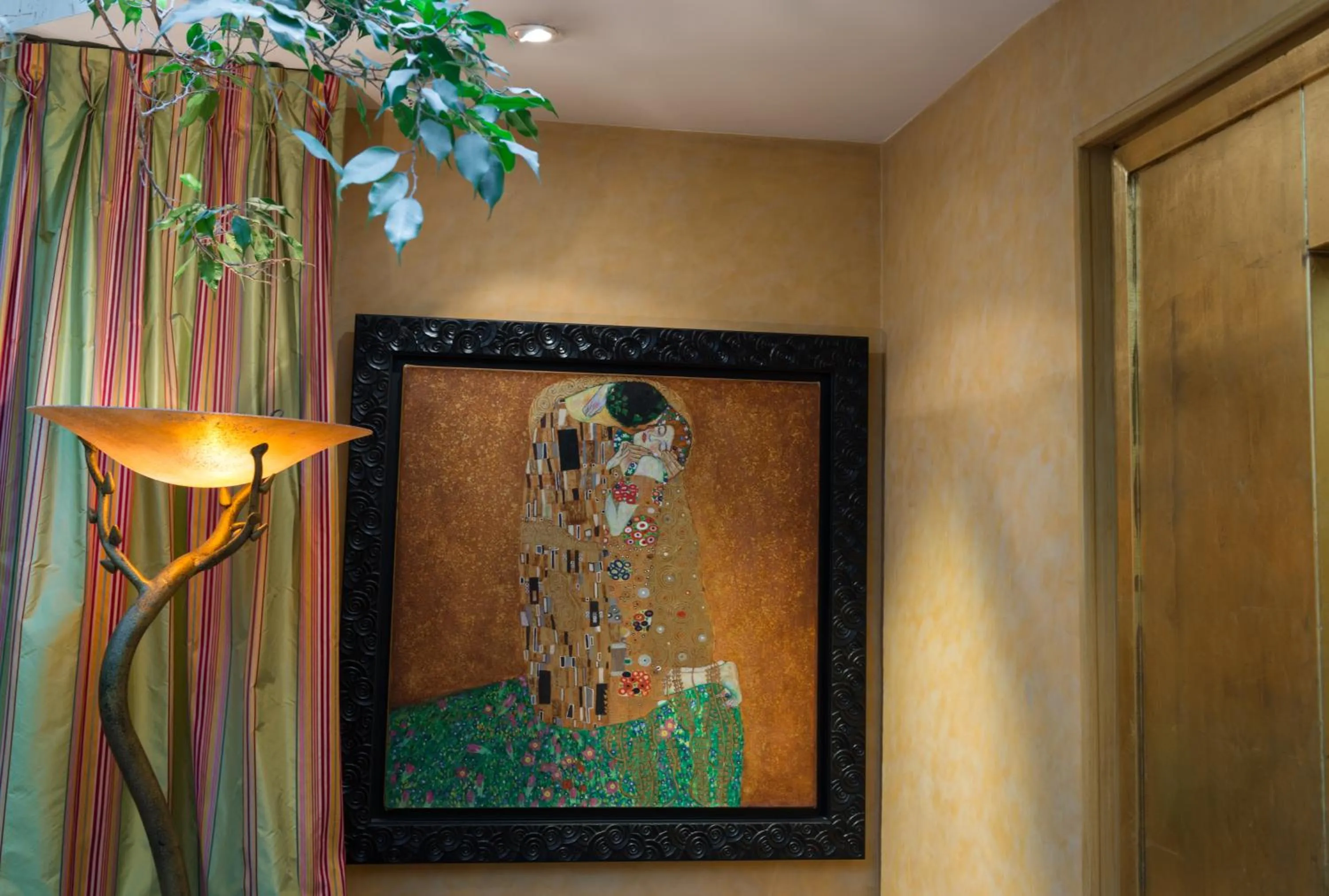 Decorative detail in Neuilly Park Hotel