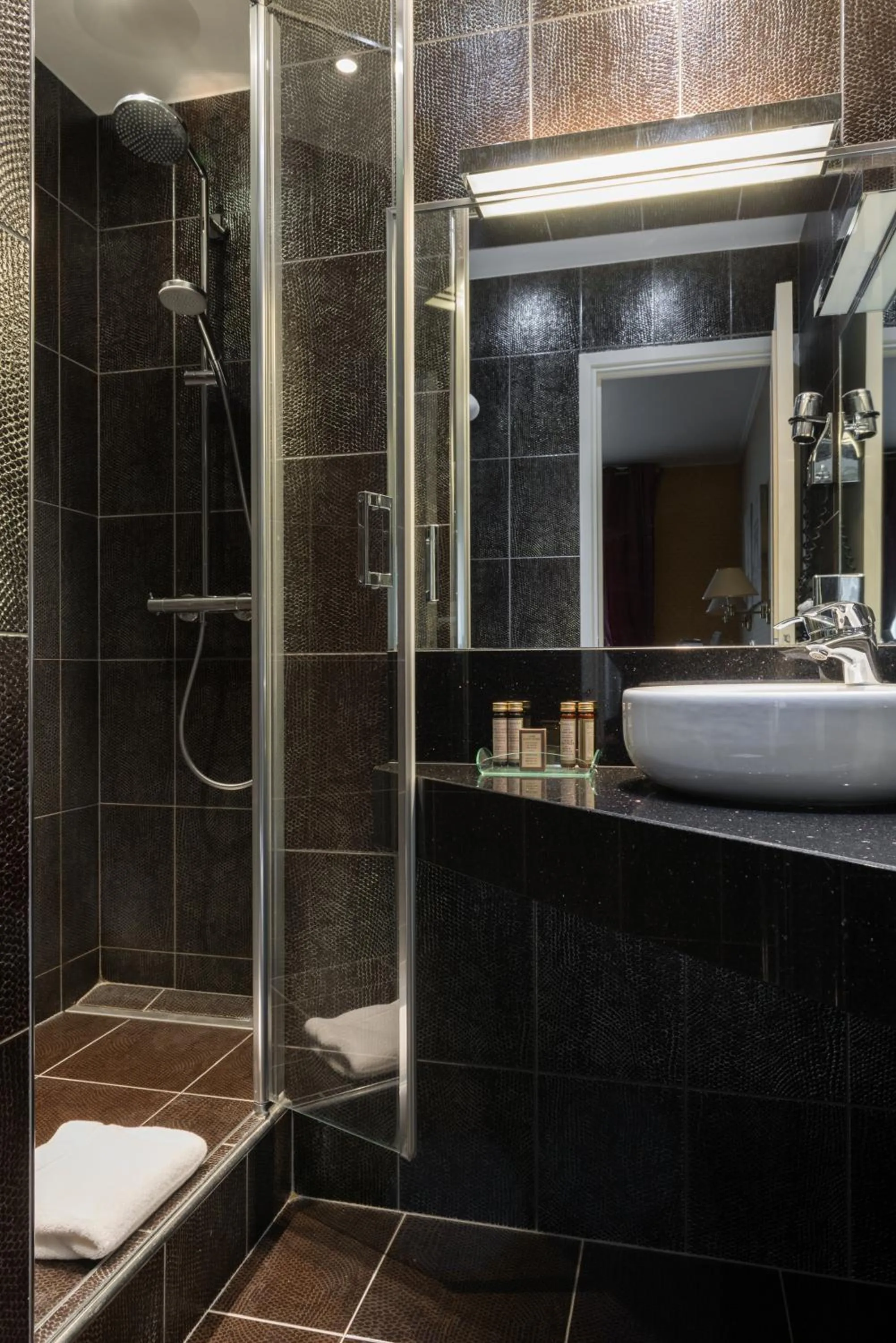 Shower in Neuilly Park Hotel