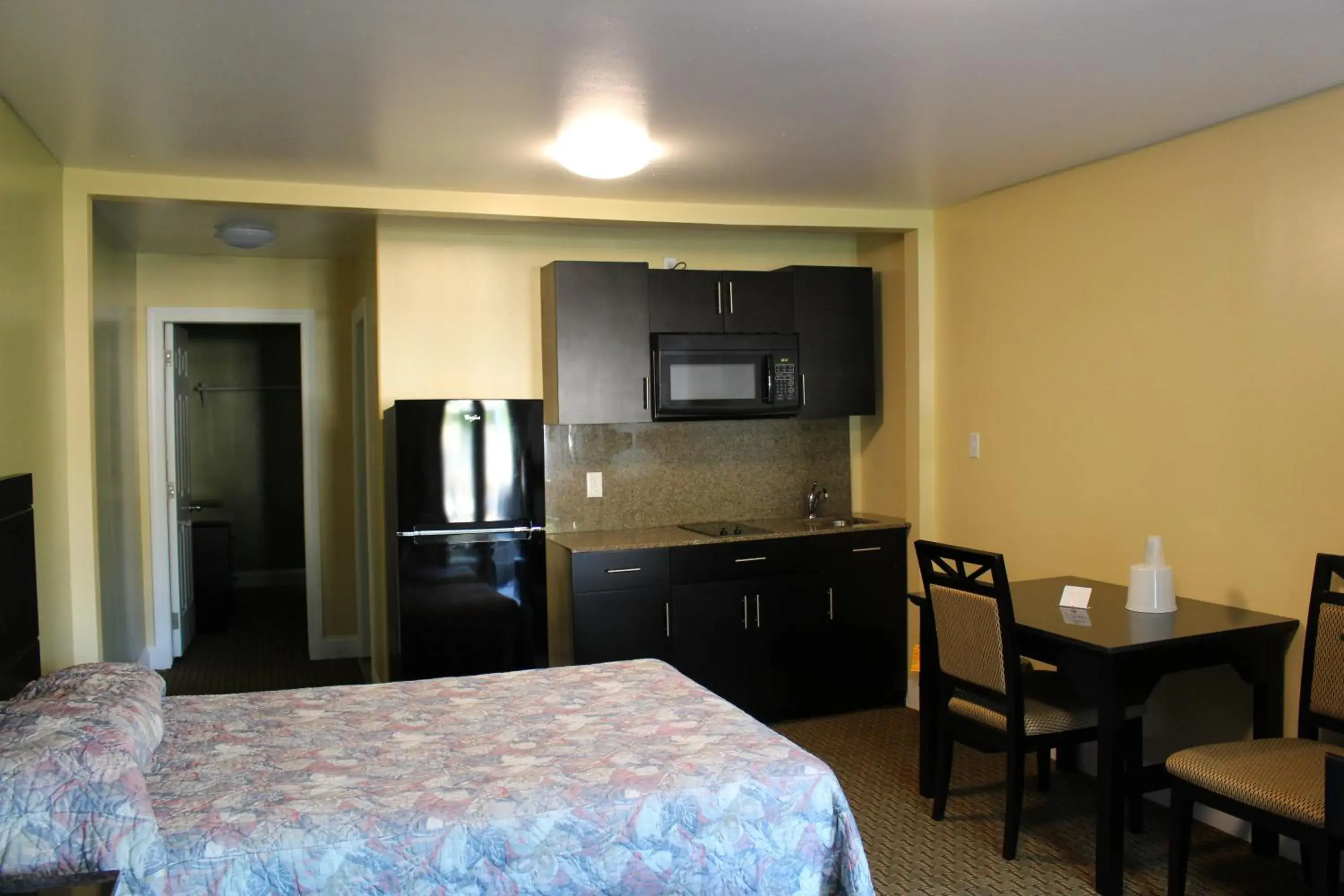 Two-Bedroom Apartment in Crown Inn Motel Yorktown Two-Bedroom Apartment in Crown Inn Motel Yorktown