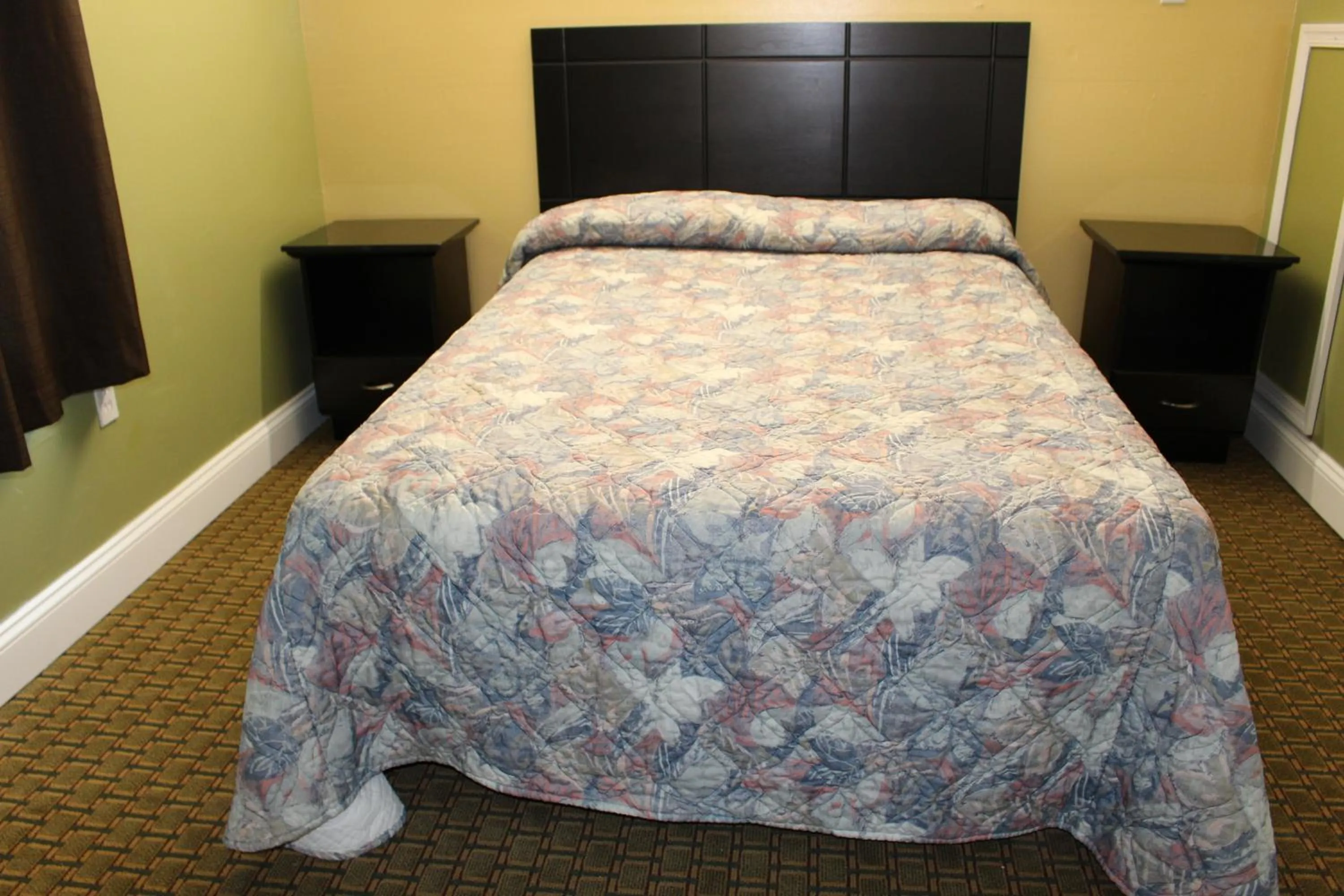 Bed in Crown Inn Motel Yorktown