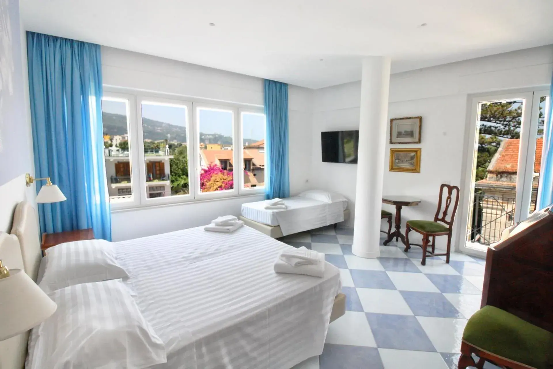 Triple Room with Private Bathroom in Maison Tonina Sorrento Coast Triple Room with Private Bathroom in Maison Tonina Sorrento Coast