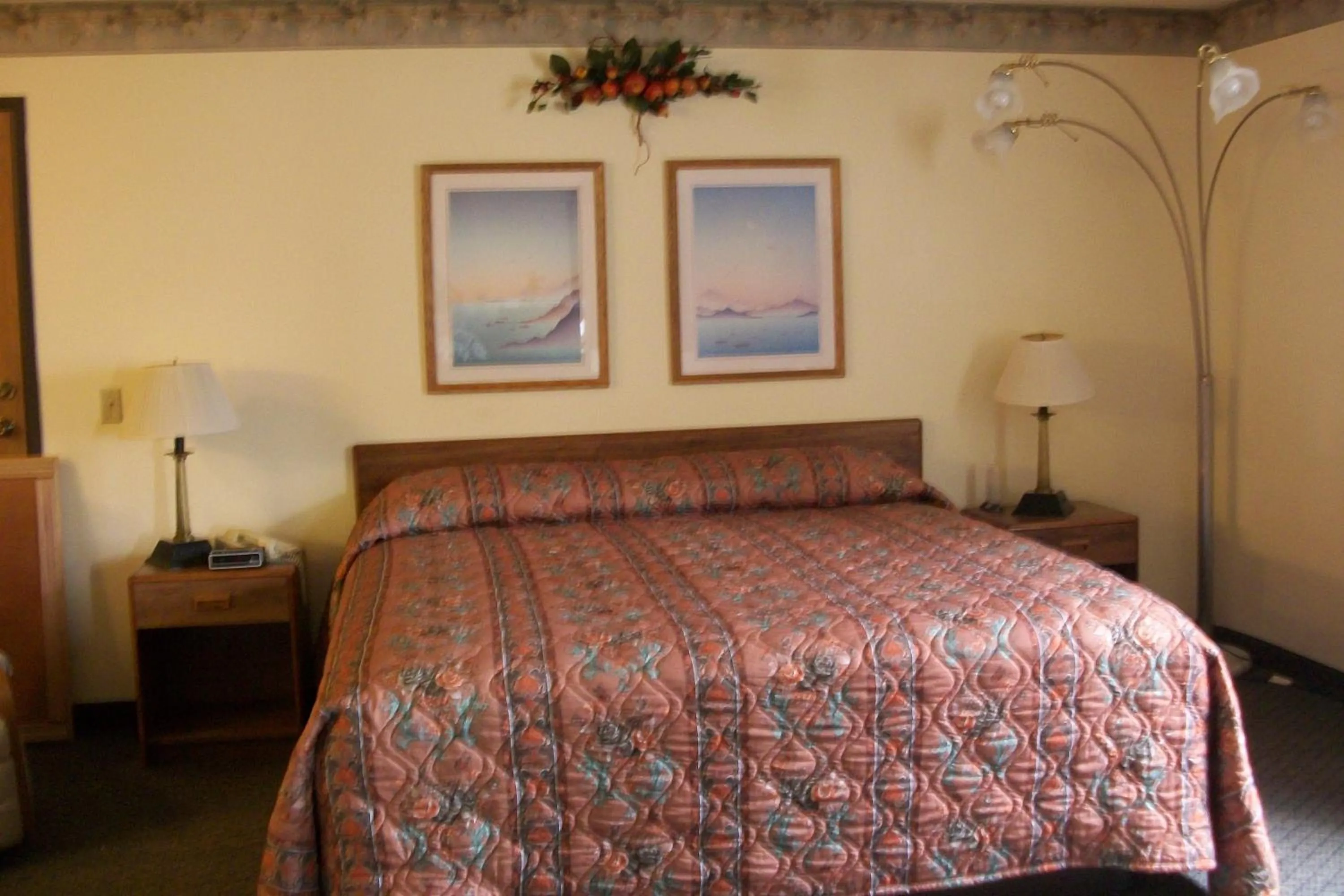 Deluxe King Suite in Lodi Valley Suites