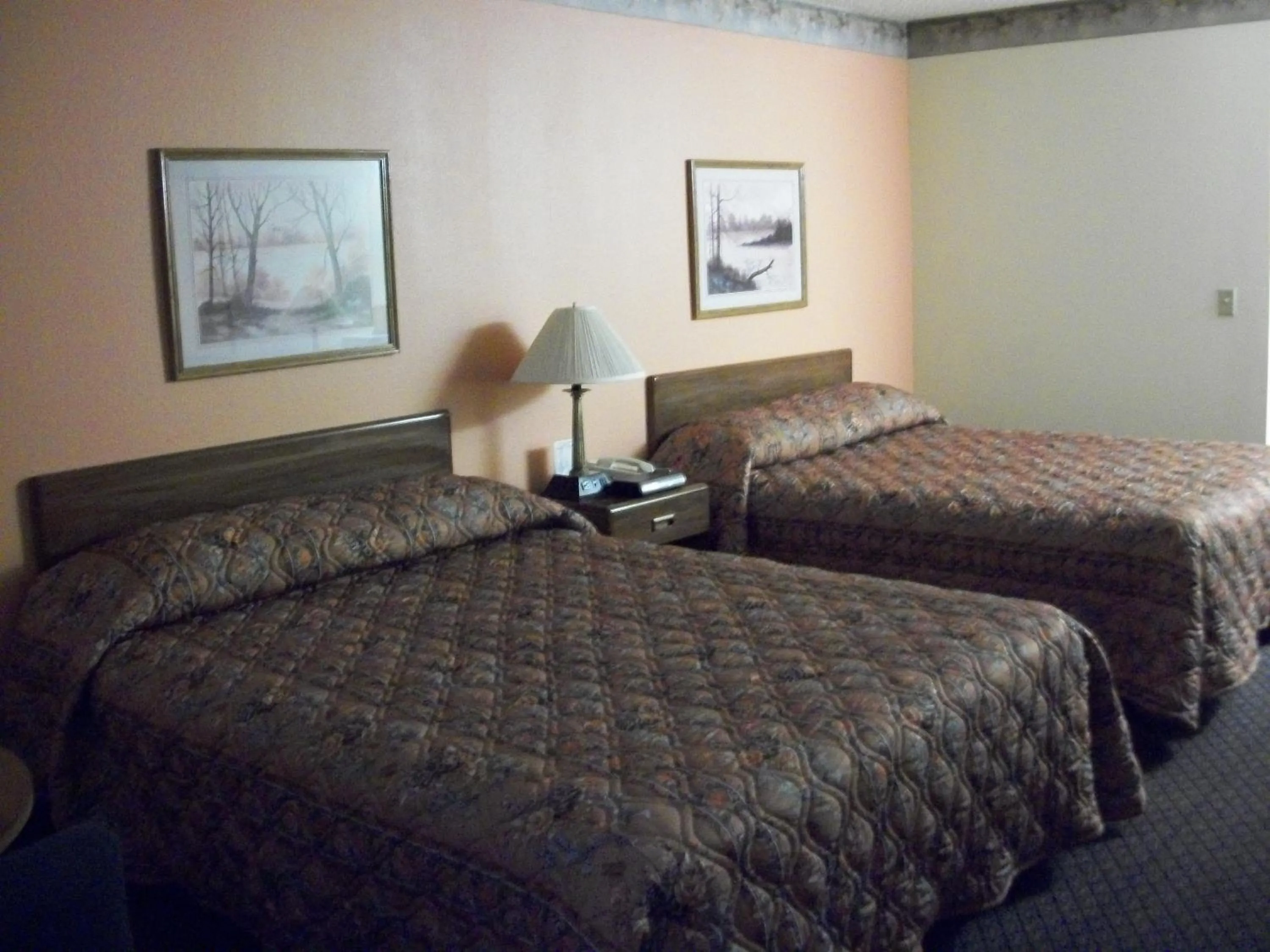 Queen Room with Two Queen Beds in Lodi Valley Suites