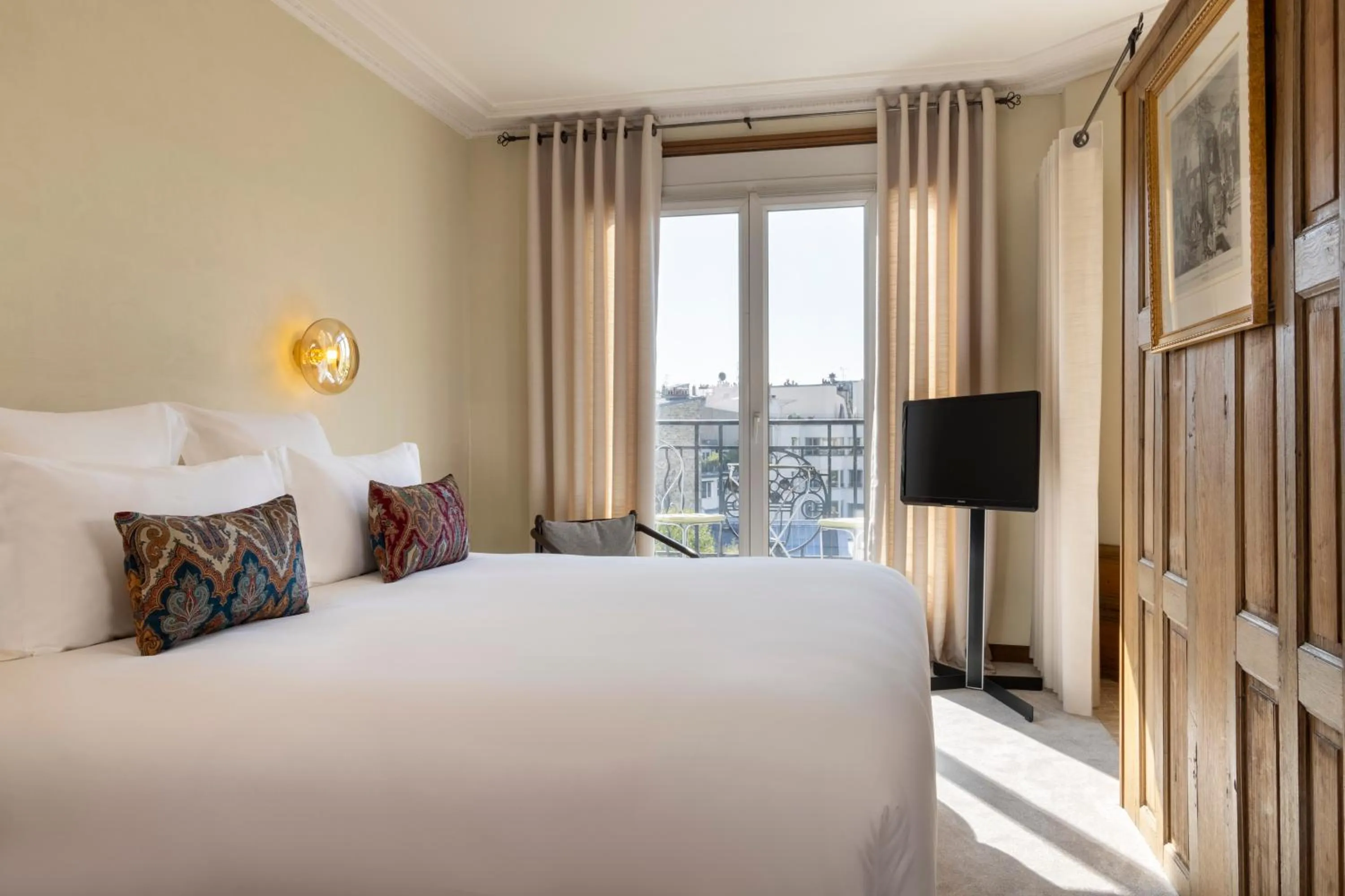 TV and multimedia, Bed in Hôtel de Banville