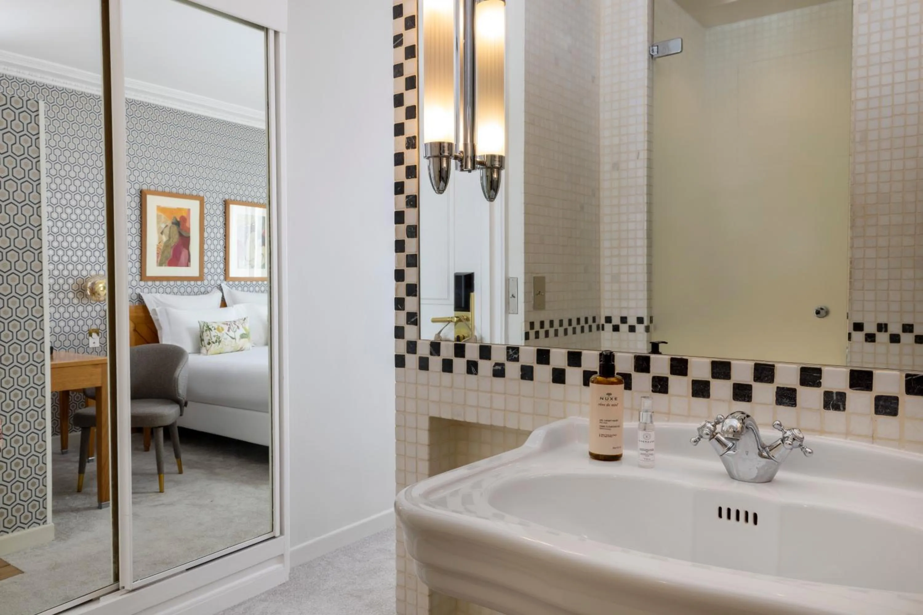 Bathroom, Bed in Hôtel de Banville