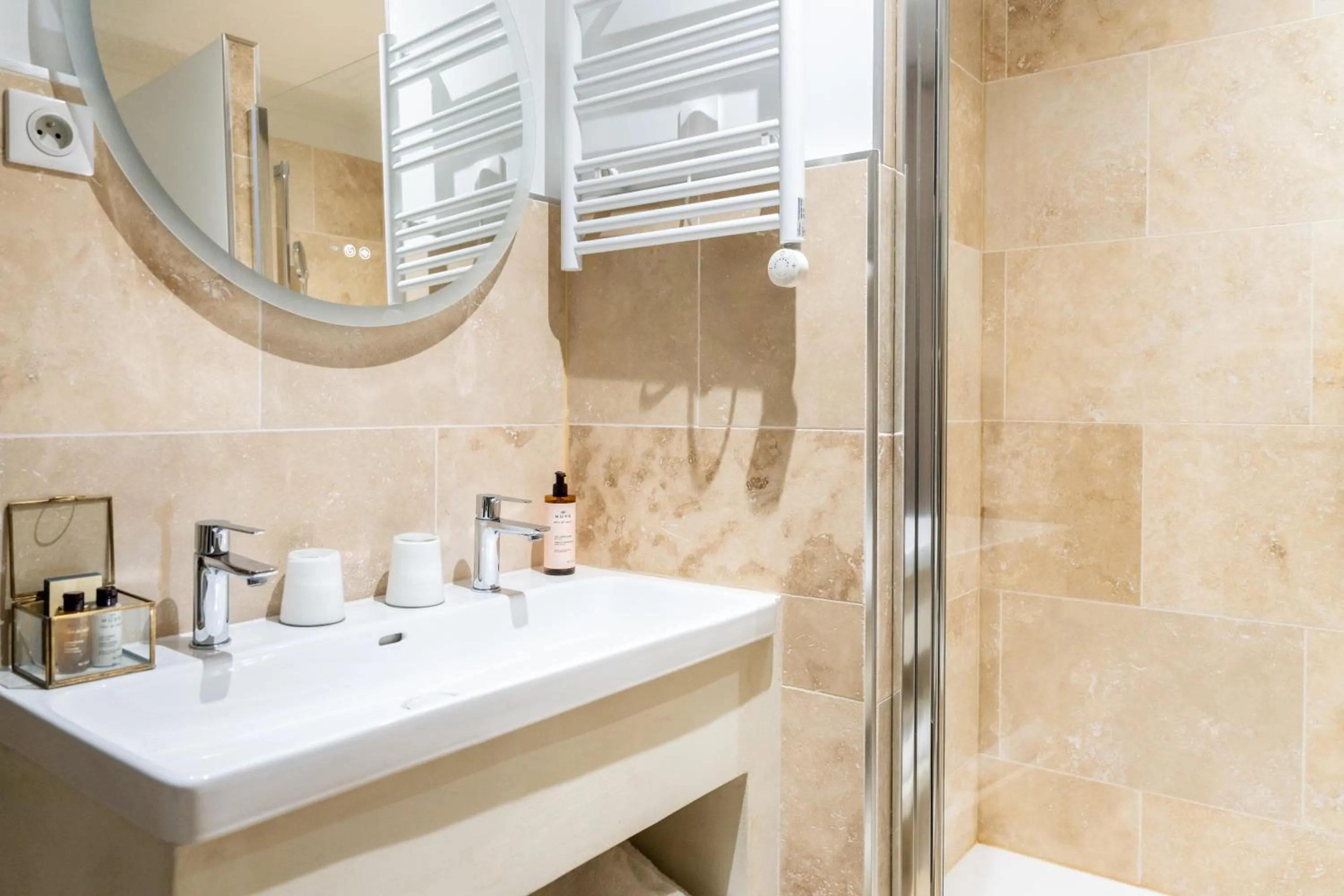 Bathroom in Hôtel de Banville