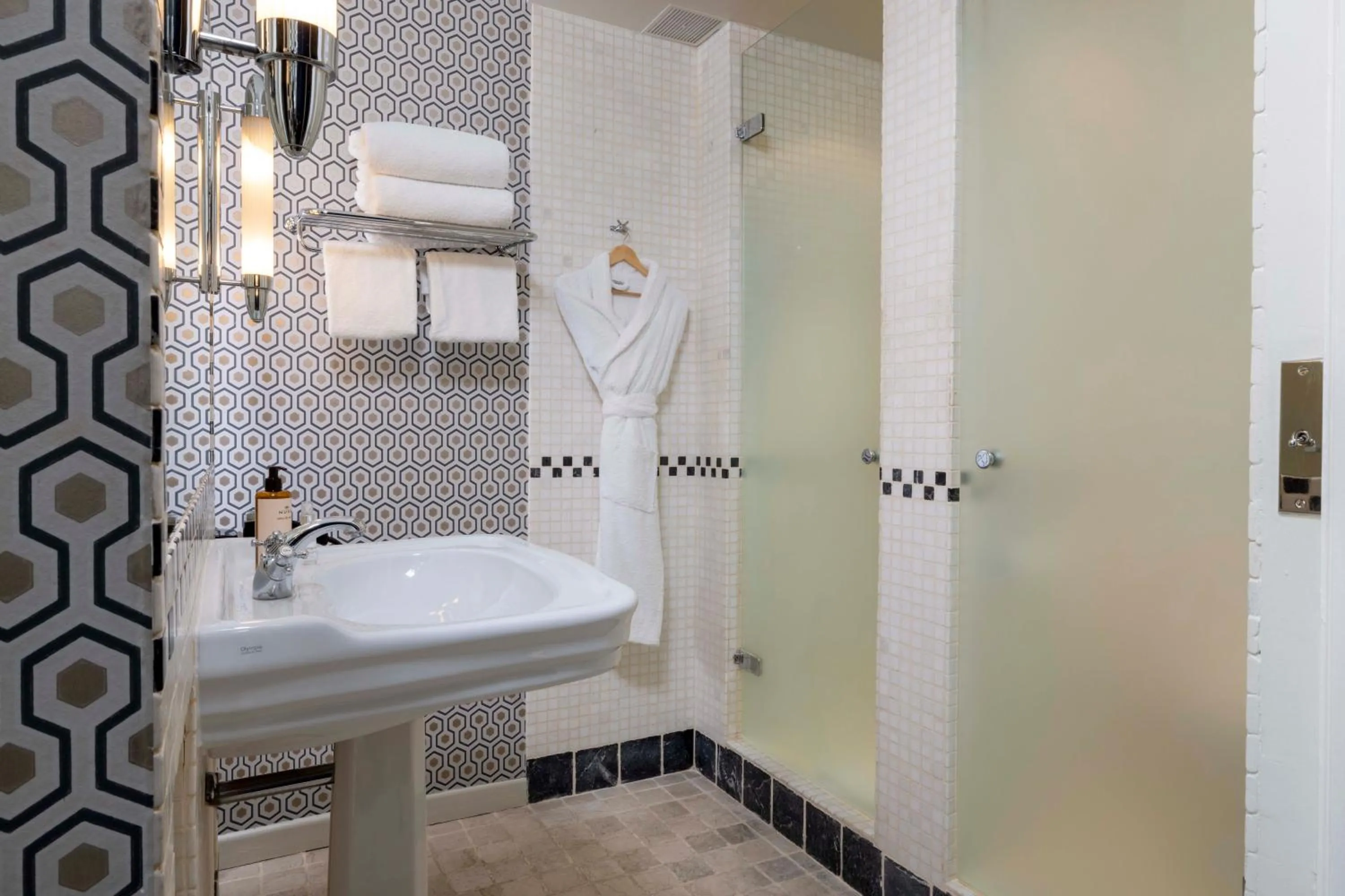 Bathroom in Hôtel de Banville