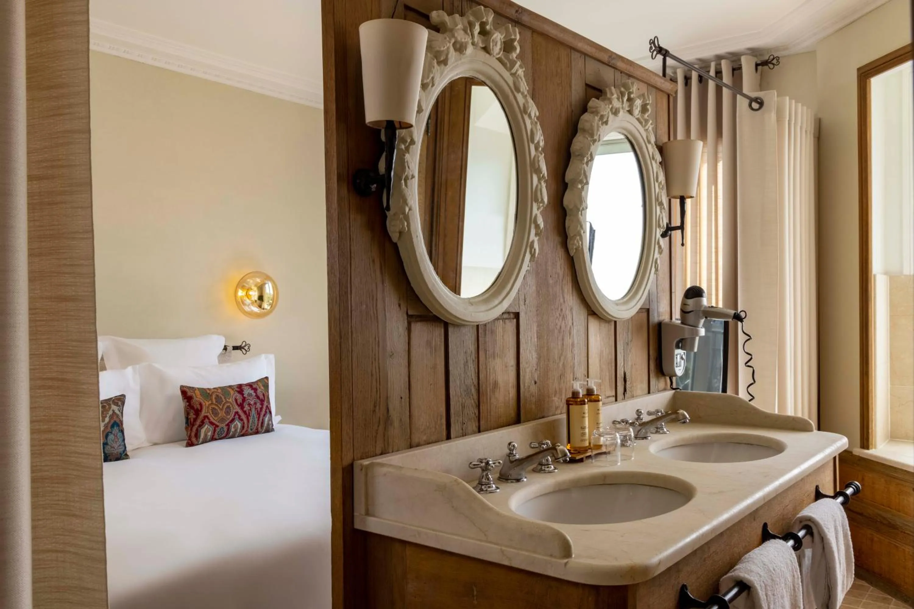 Bathroom, Bed in Hôtel de Banville