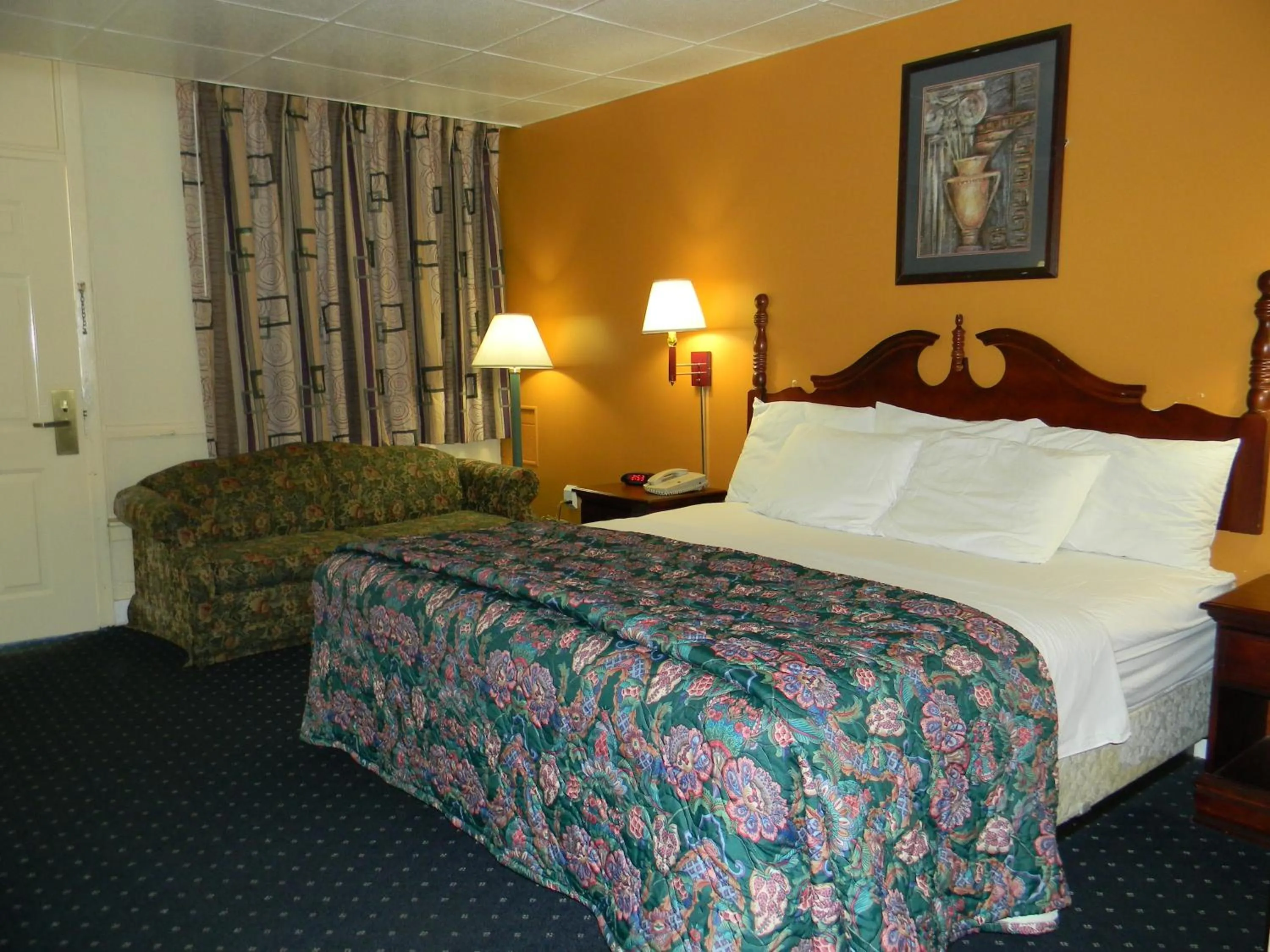 Bed in Fairfax Motel