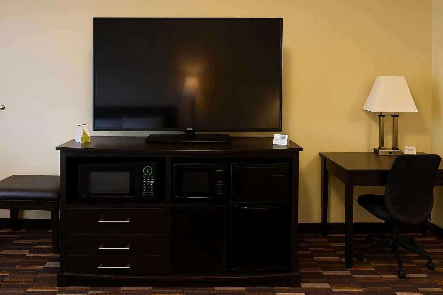 TV and multimedia in Boarders Inn & Suites by Cobblestone Hotels - Ashland City