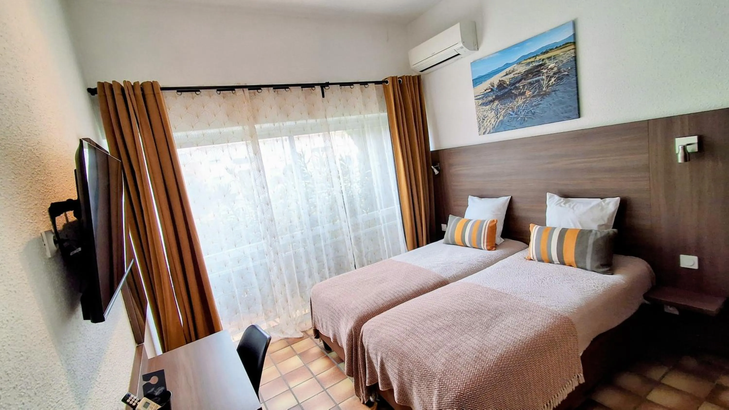 Bed in Hôtel Le Maritime