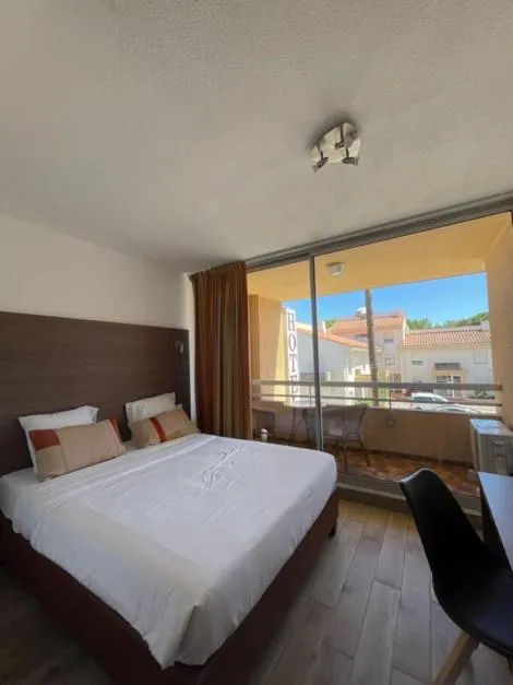 Balcony/Terrace, Bed in Hôtel Le Maritime