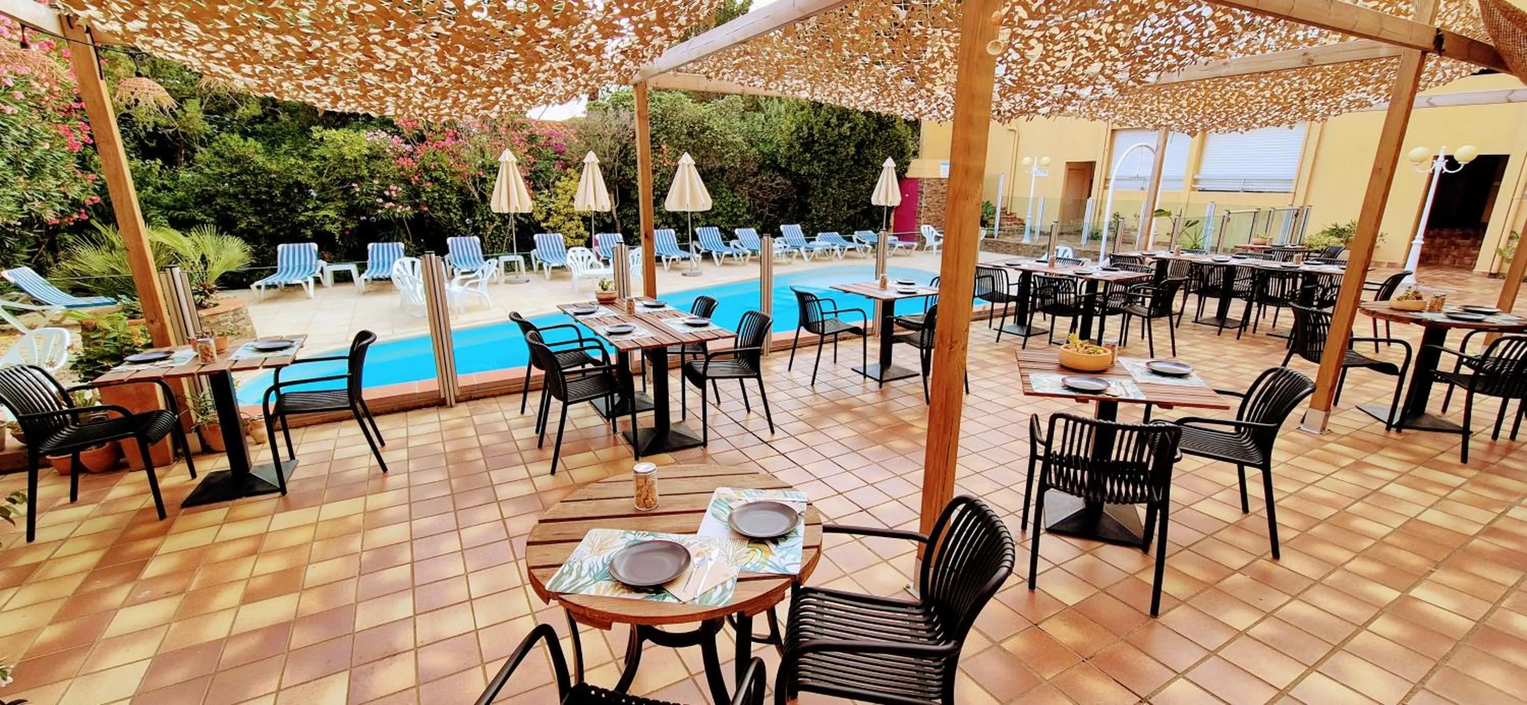 Patio in Hôtel Le Maritime