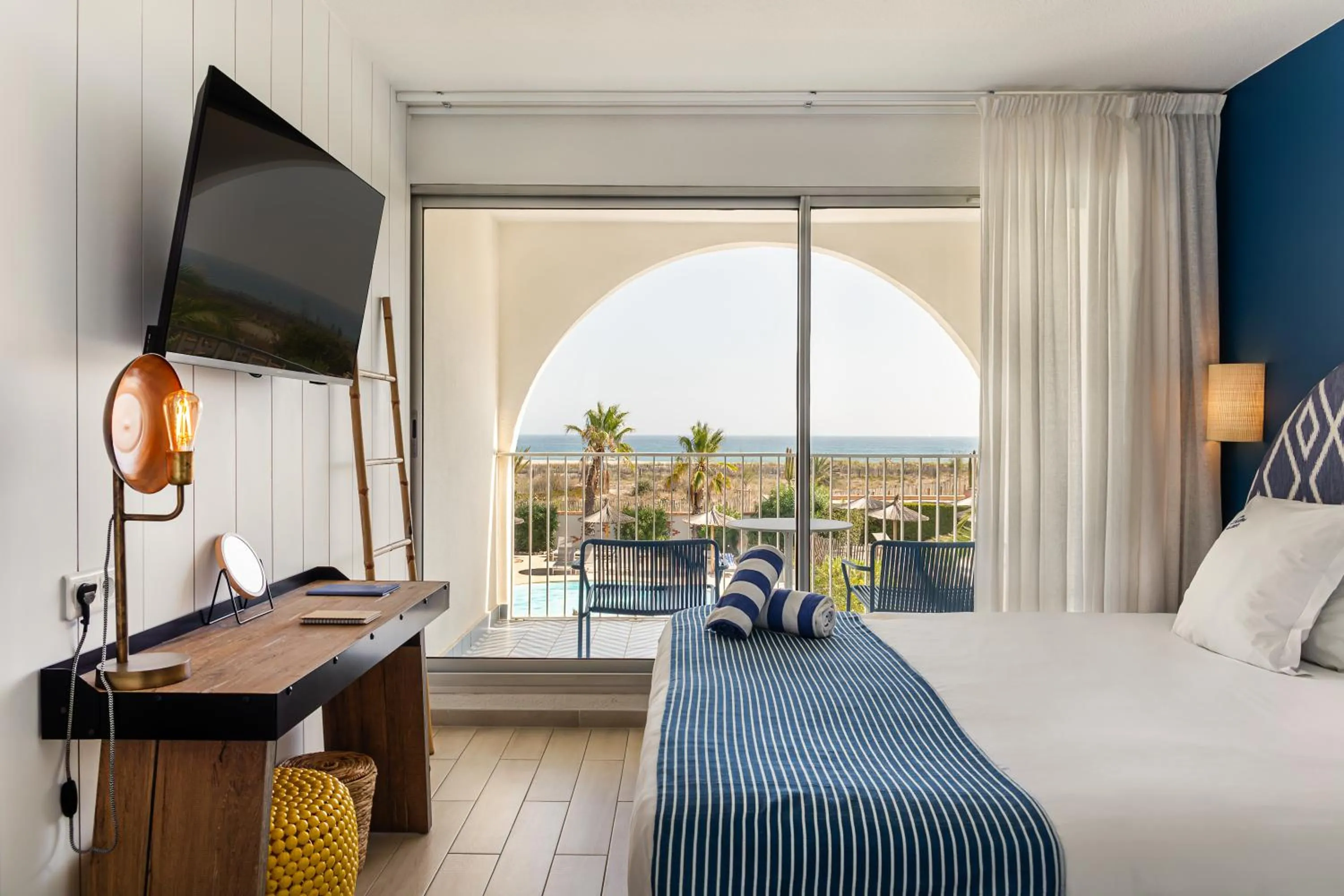 Bed in Les Bulles de Mer - Hotel & Spa sur la Plage