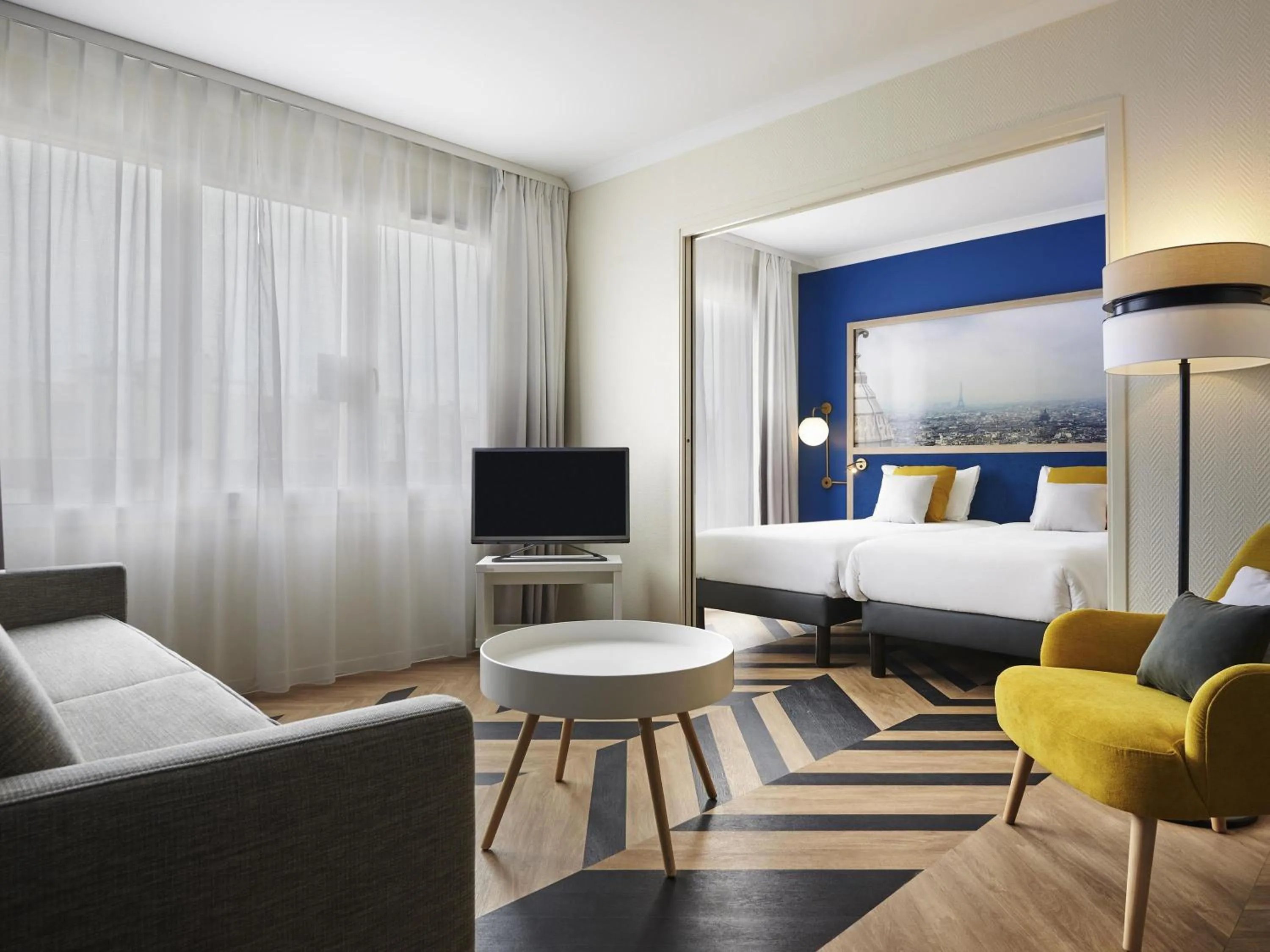 Property building, Bed in Aparthotel Adagio Porte de Versailles