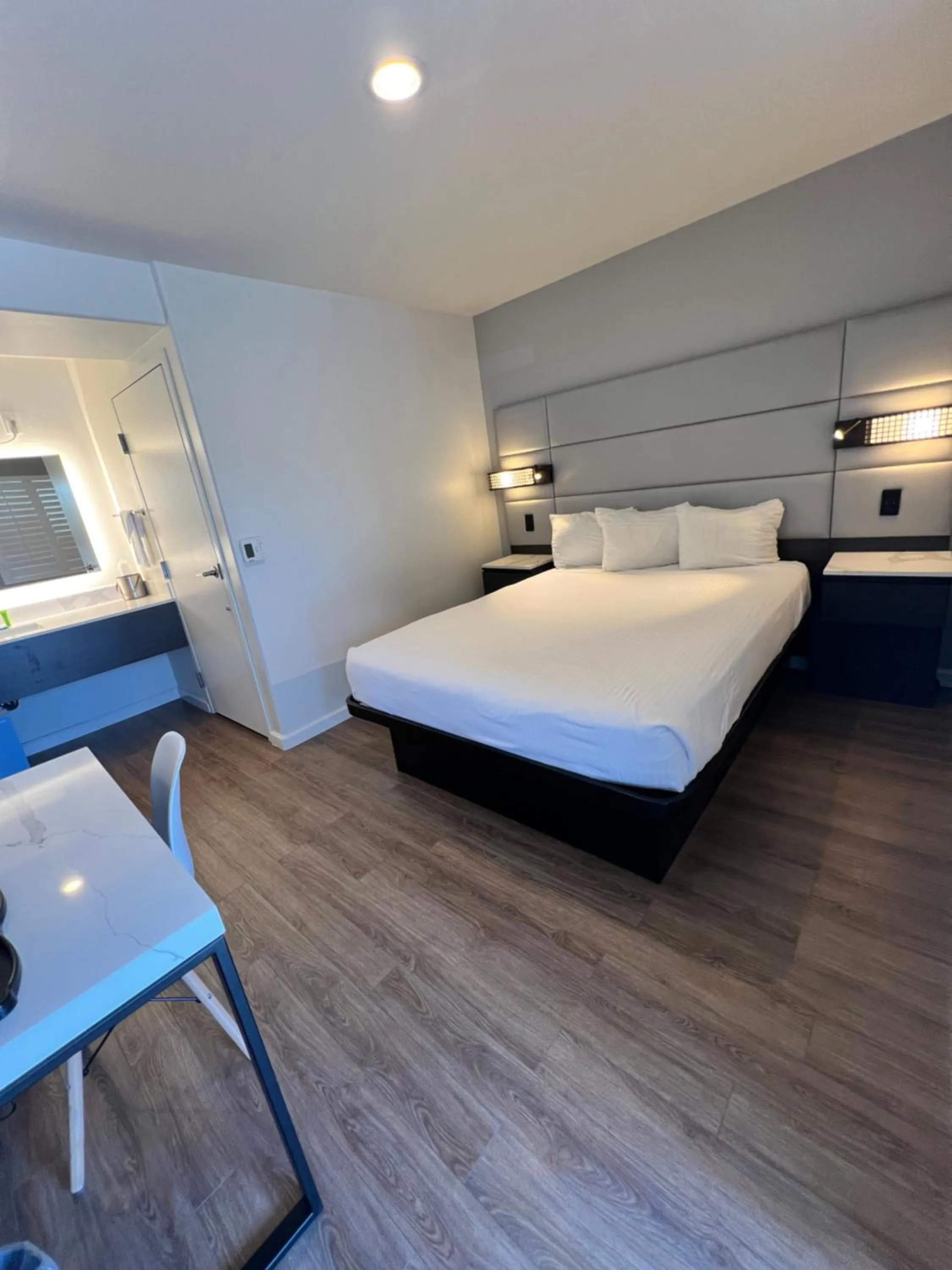 Bed in Signature Inn Santa Clara