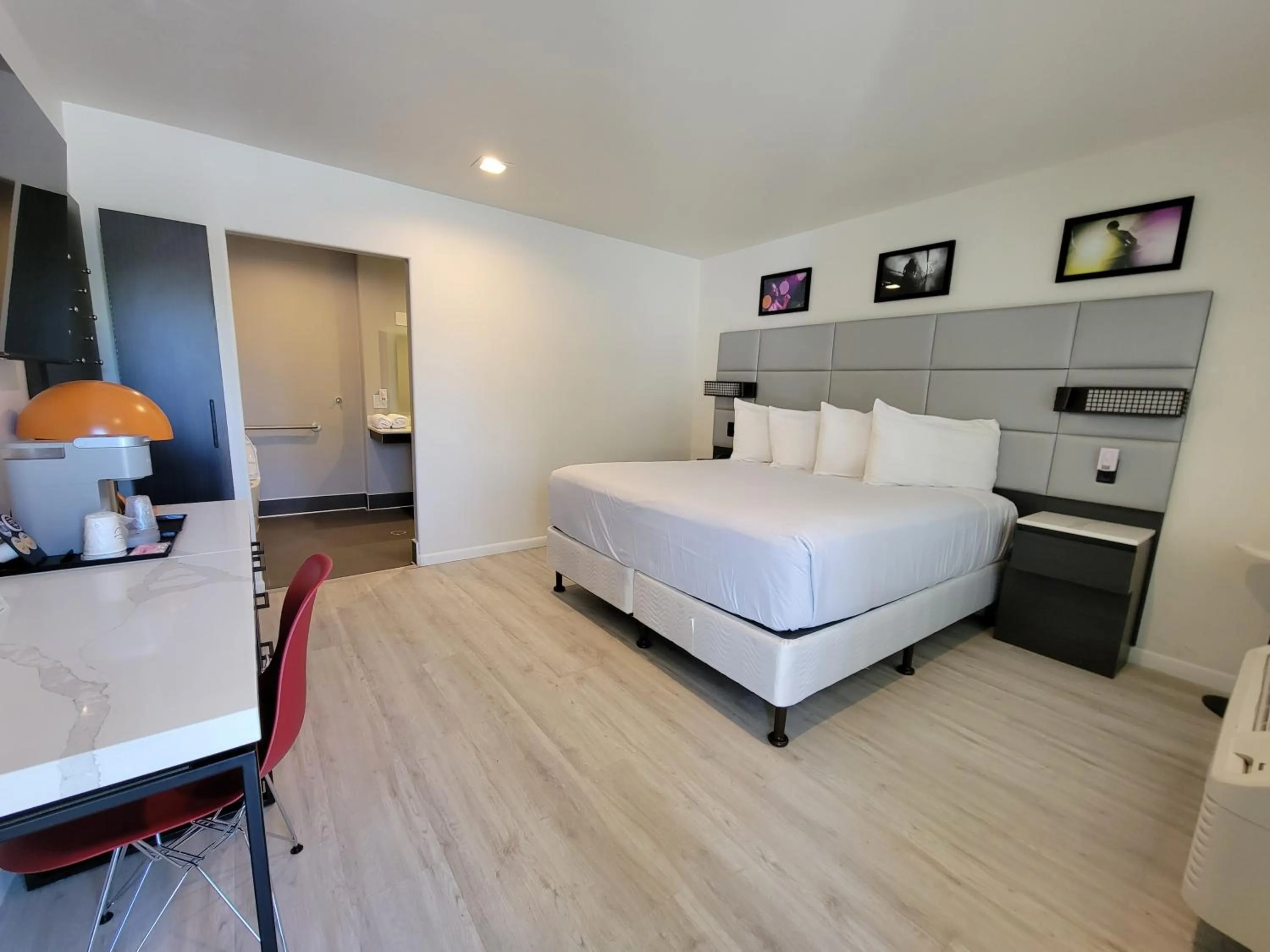 Bed in Signature Inn Santa Clara