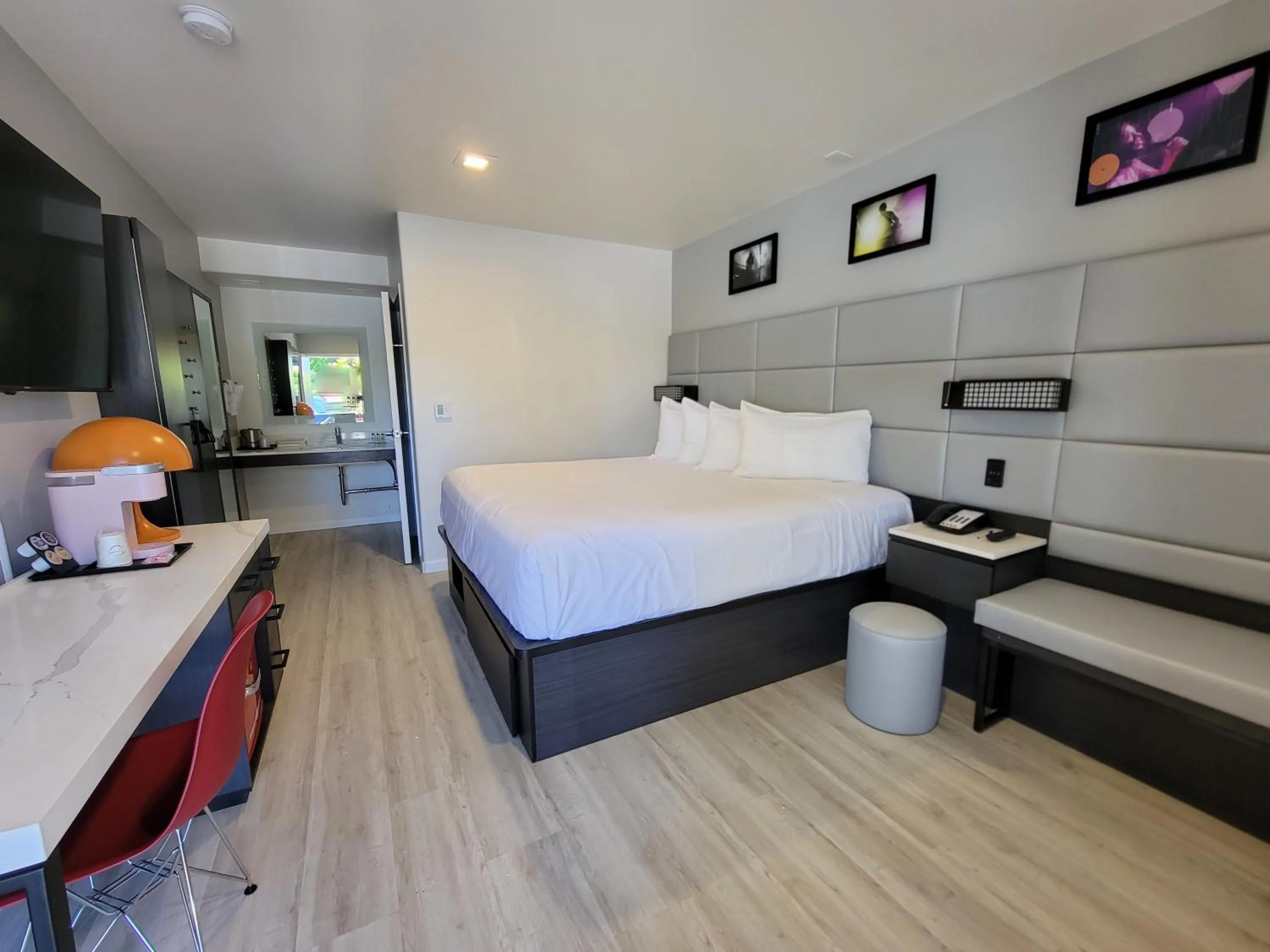 Photo of the whole room, Bed in Signature Inn Santa Clara