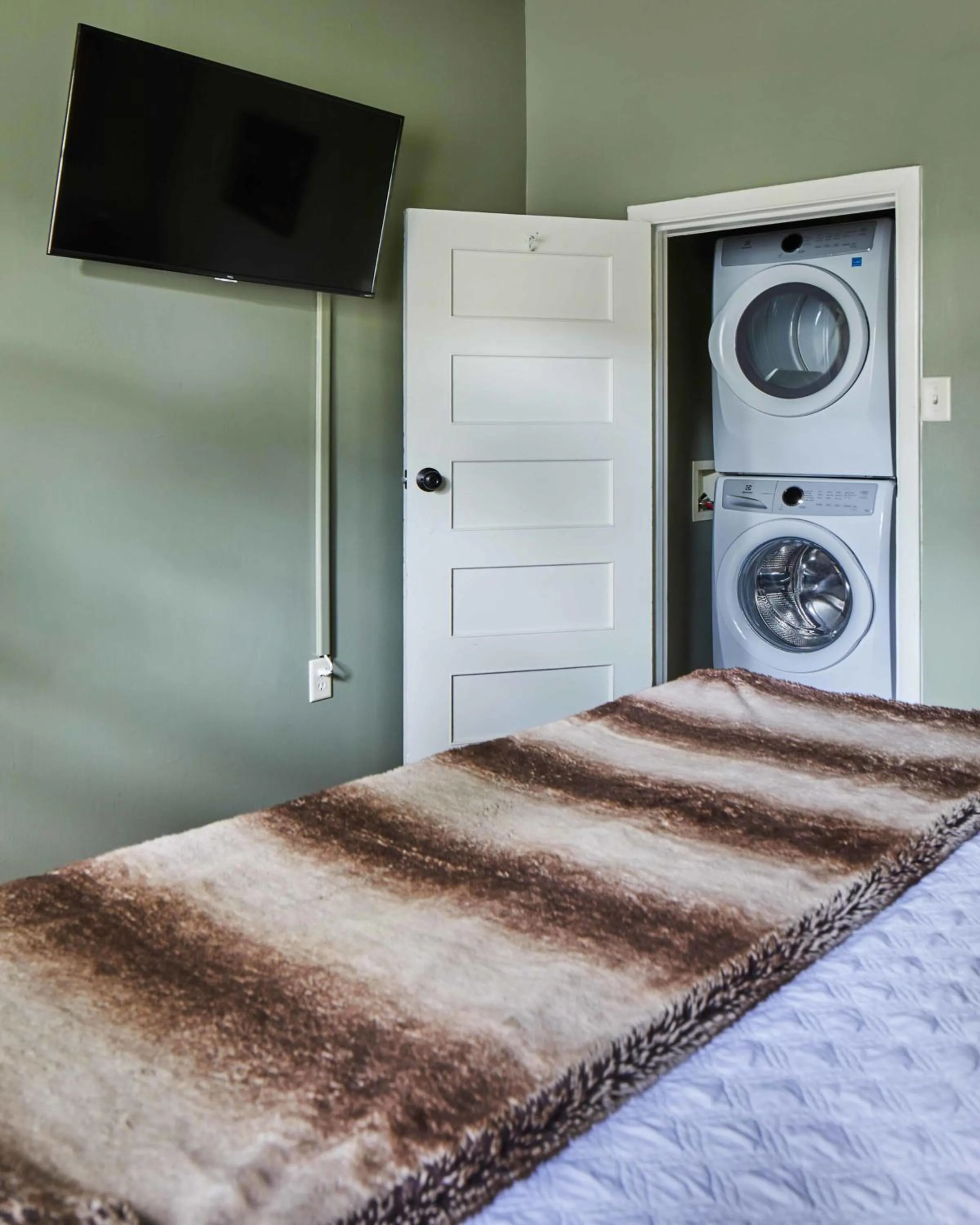 Bed in Eden Brae: Historic Southern Gothic Mansion