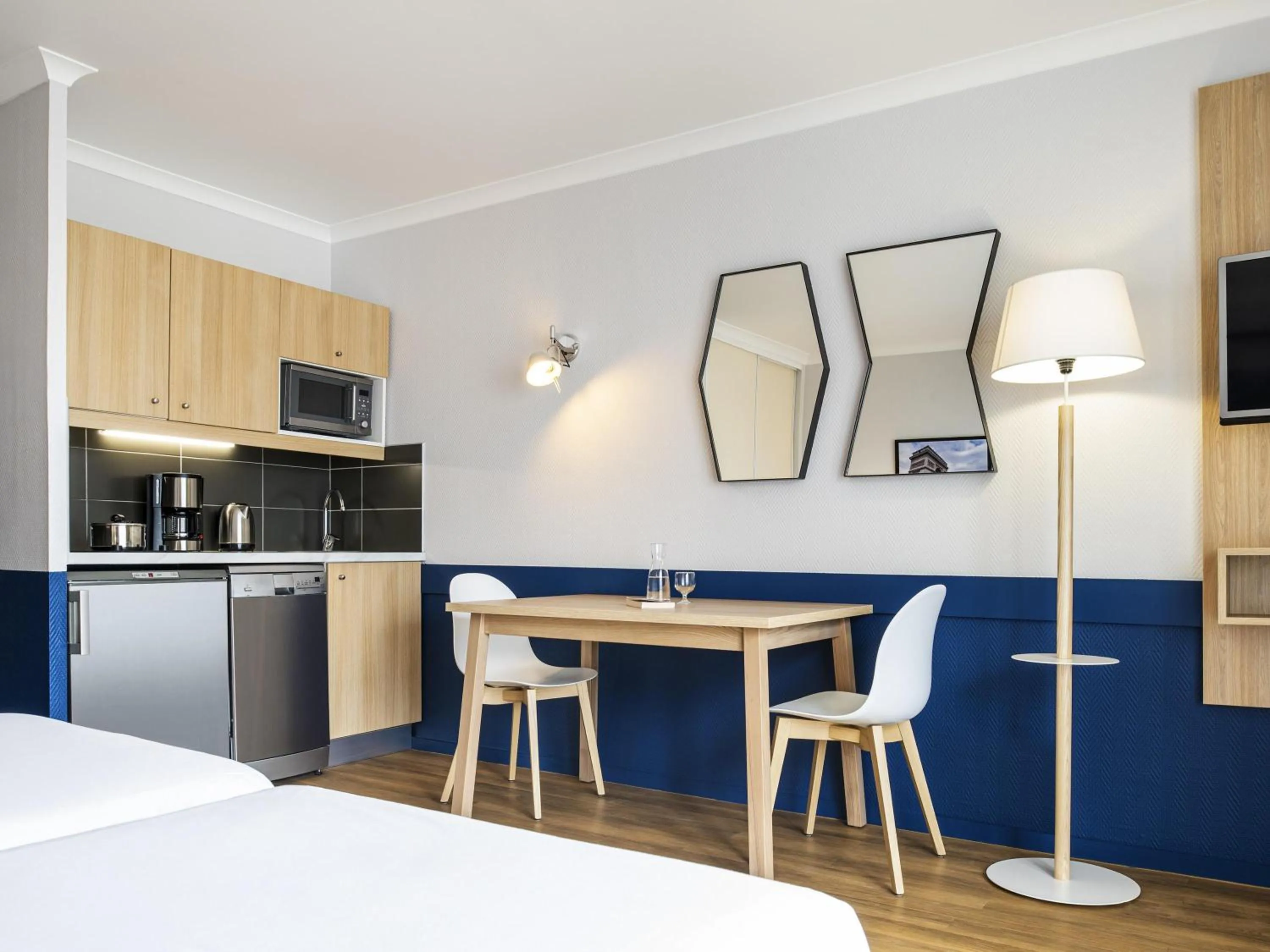 Property building, Bed in Aparthotel Adagio La Défense Kléber