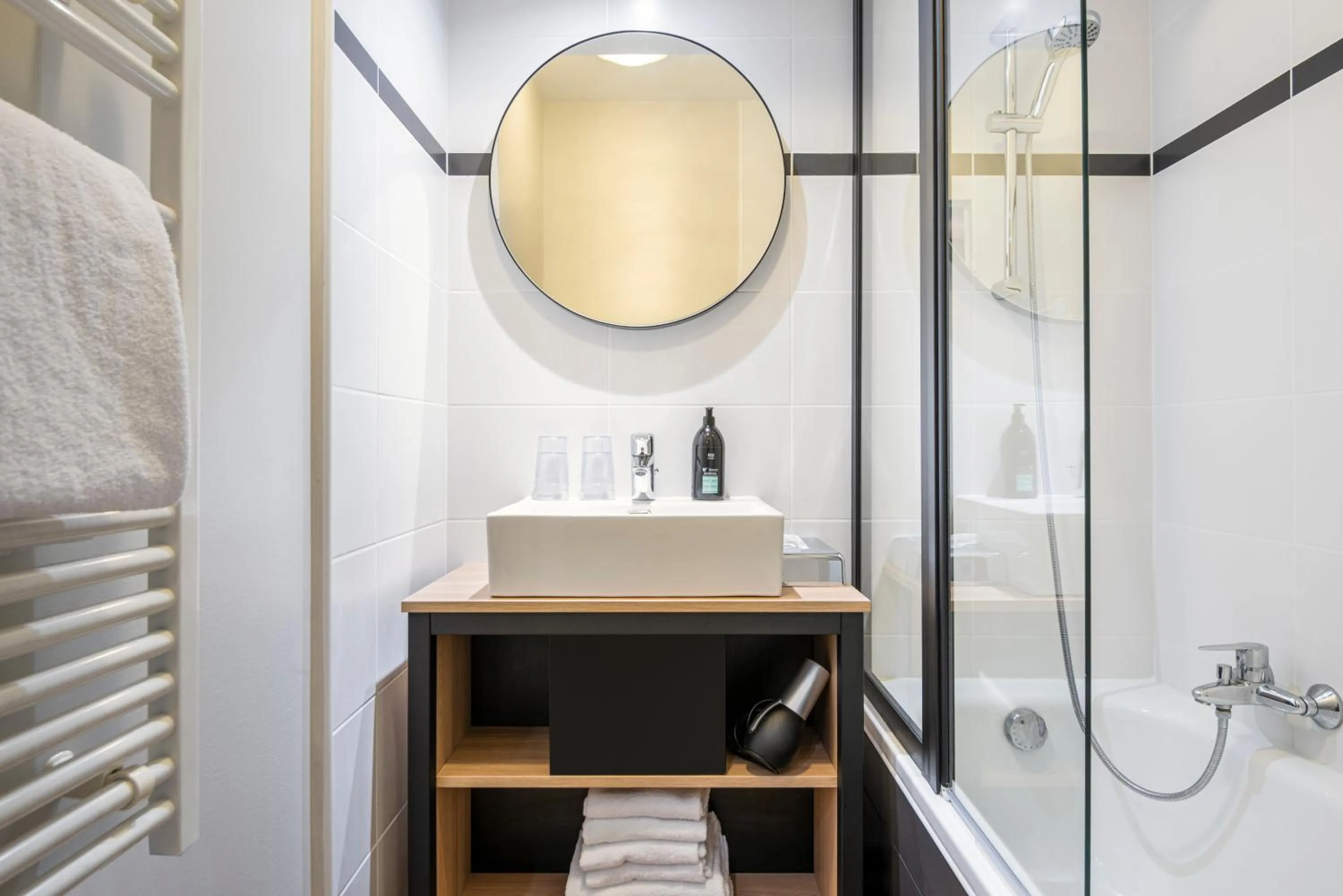 Bathroom in Aparthotel Adagio La Défense Kléber