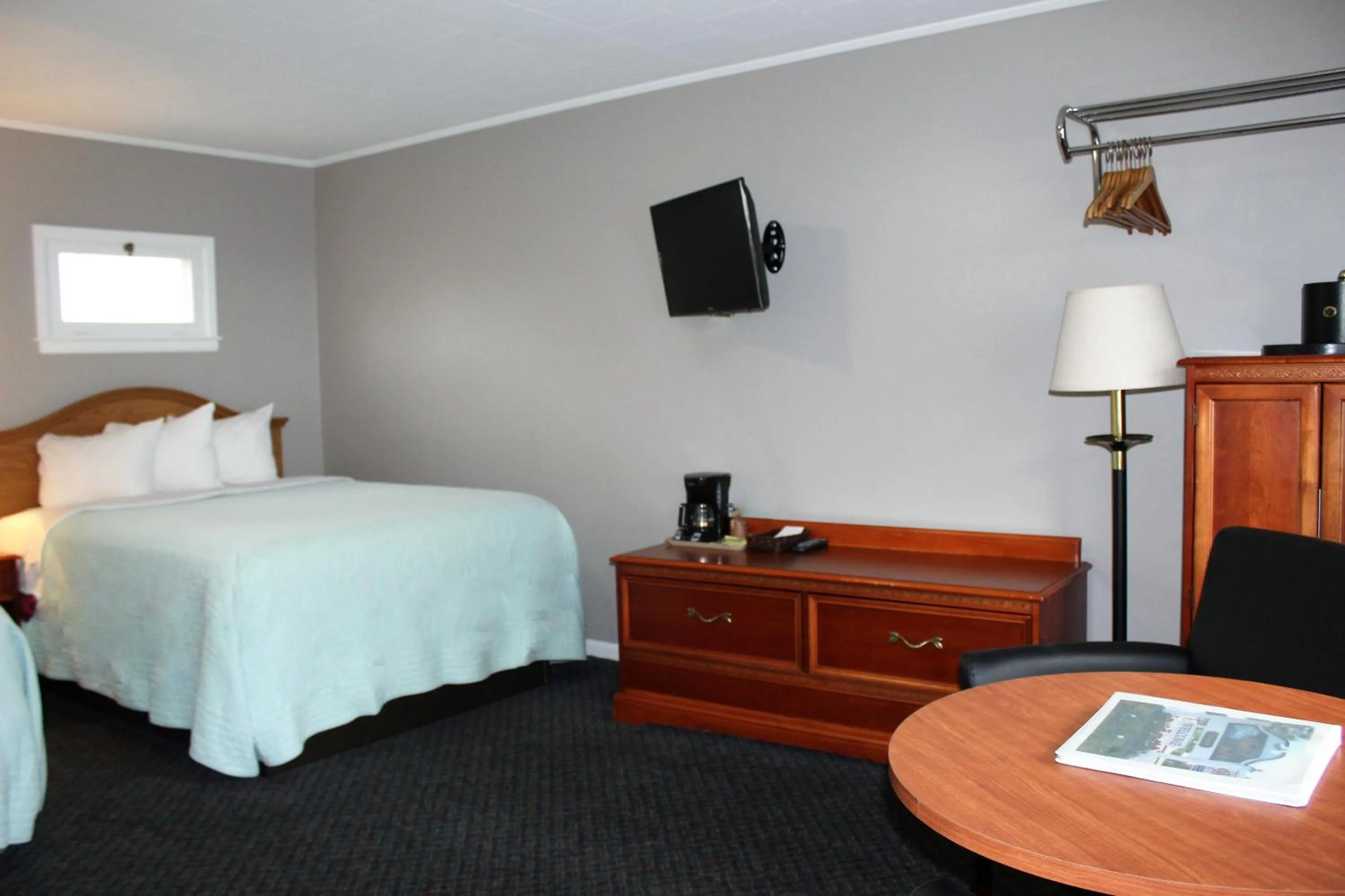 Bed in Admiral Motel