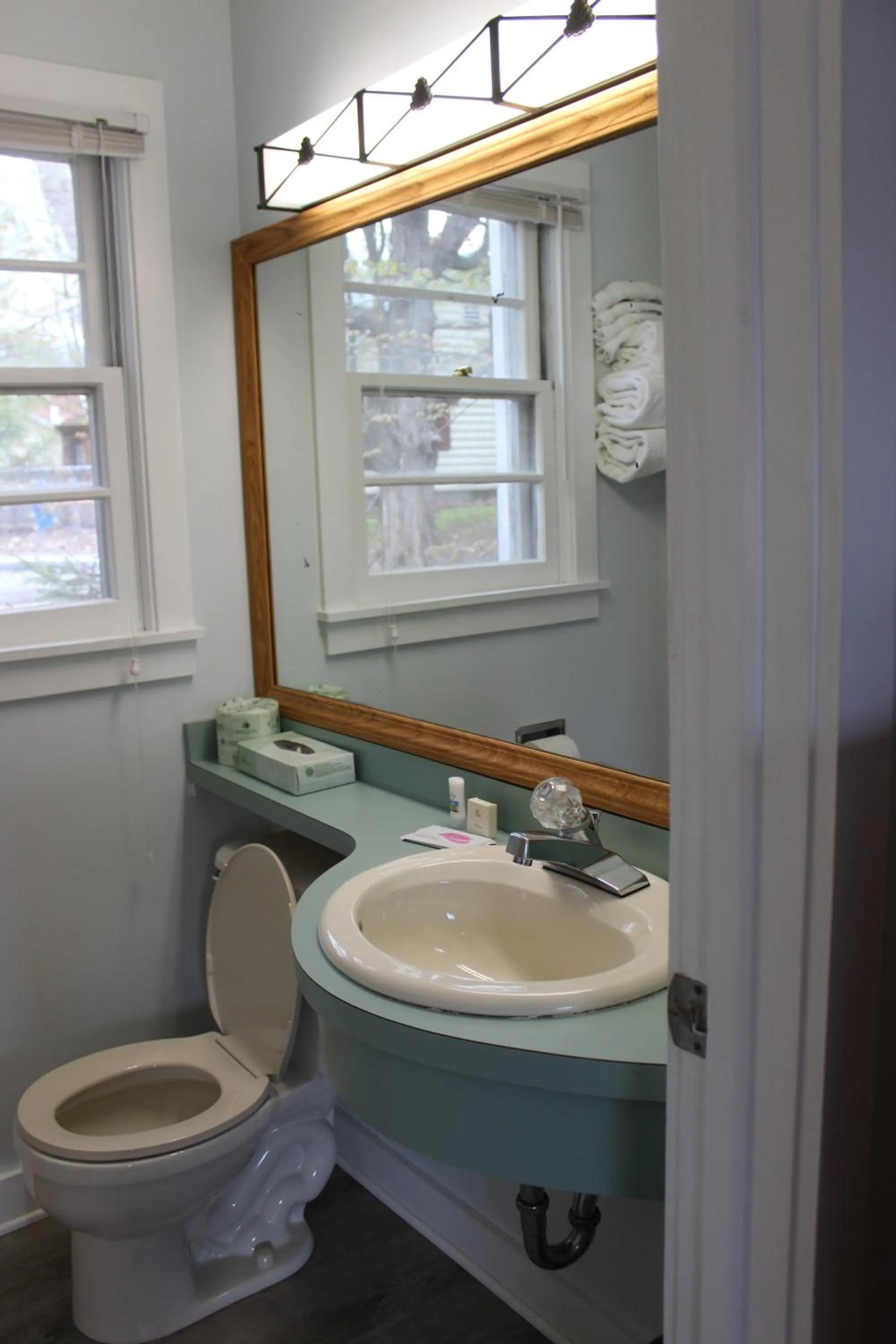 Bathroom in Admiral Motel