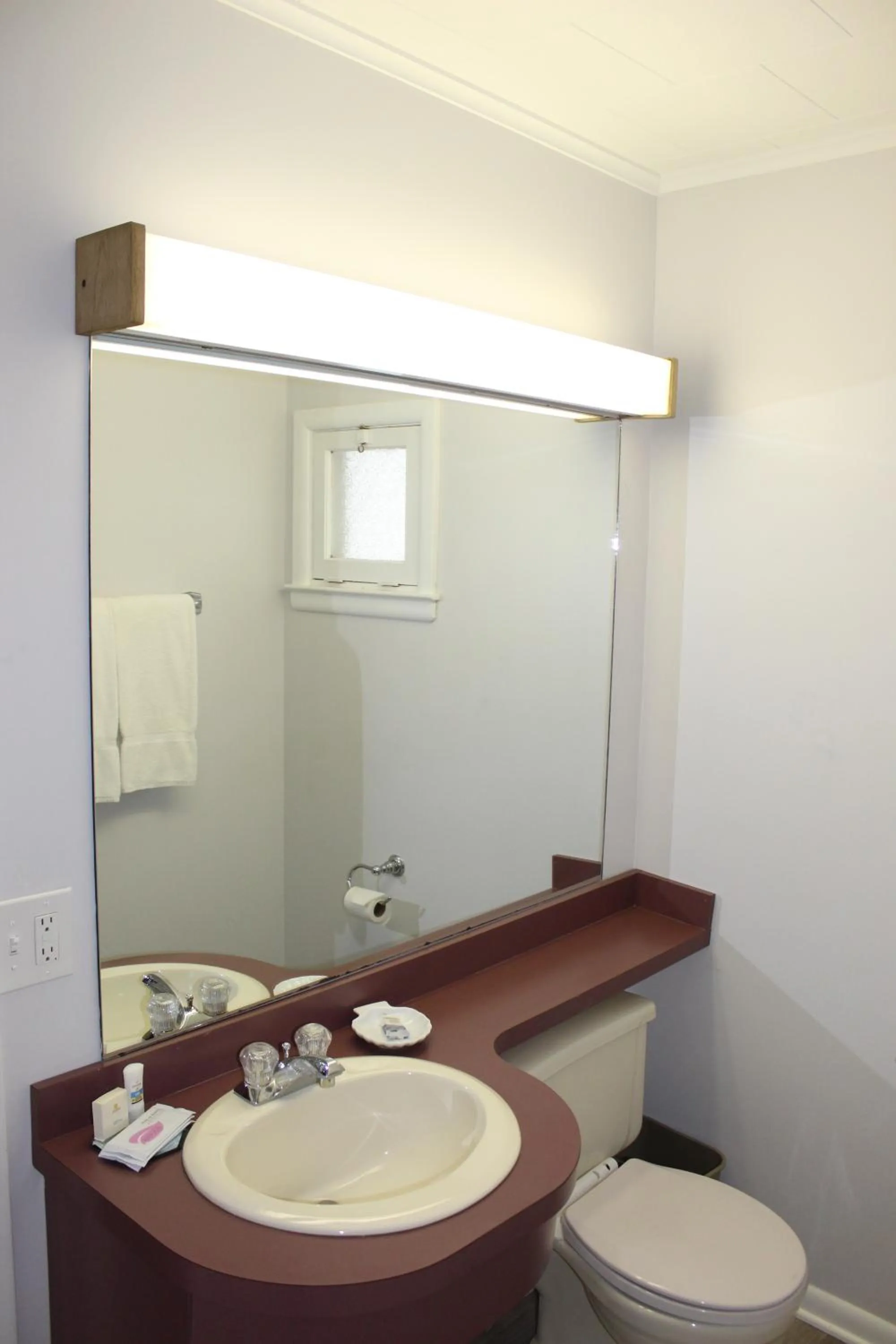 Bathroom in Admiral Motel