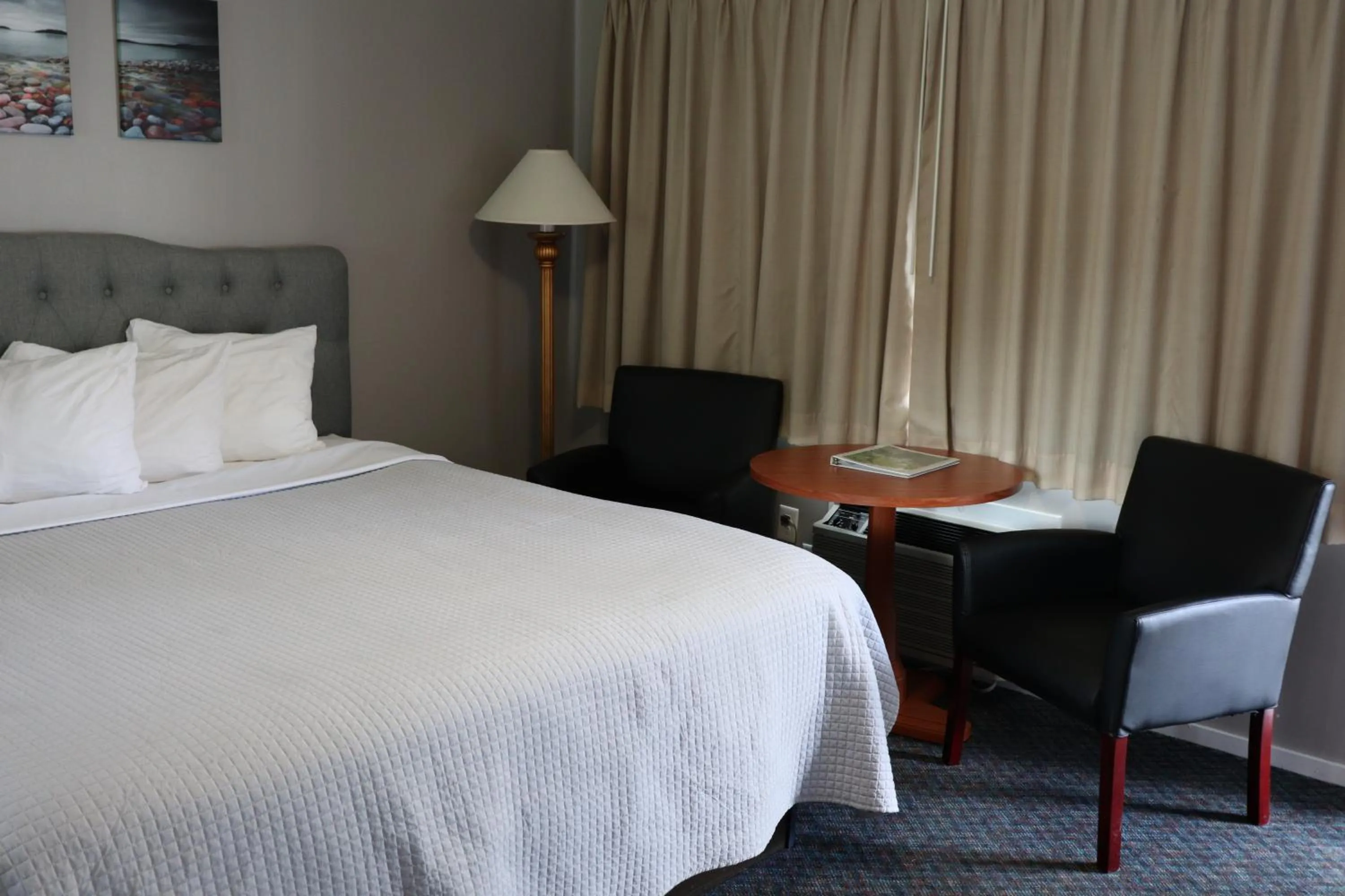 Bed in Admiral Motel