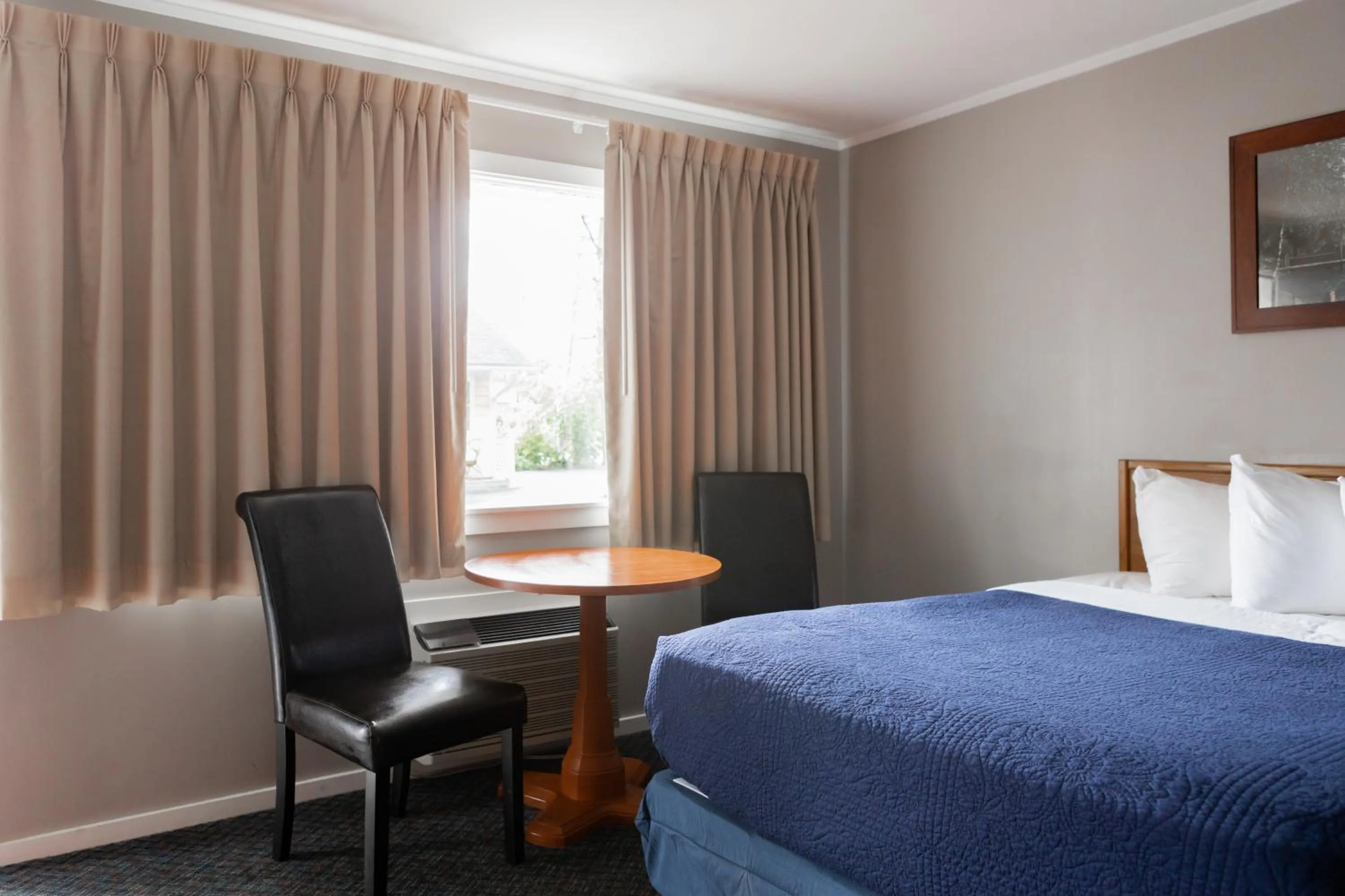 Bed in Admiral Motel