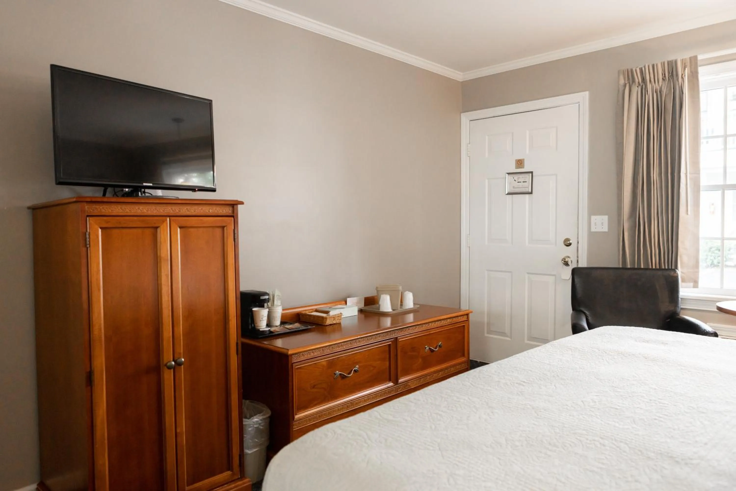 TV and multimedia, Bed in Admiral Motel