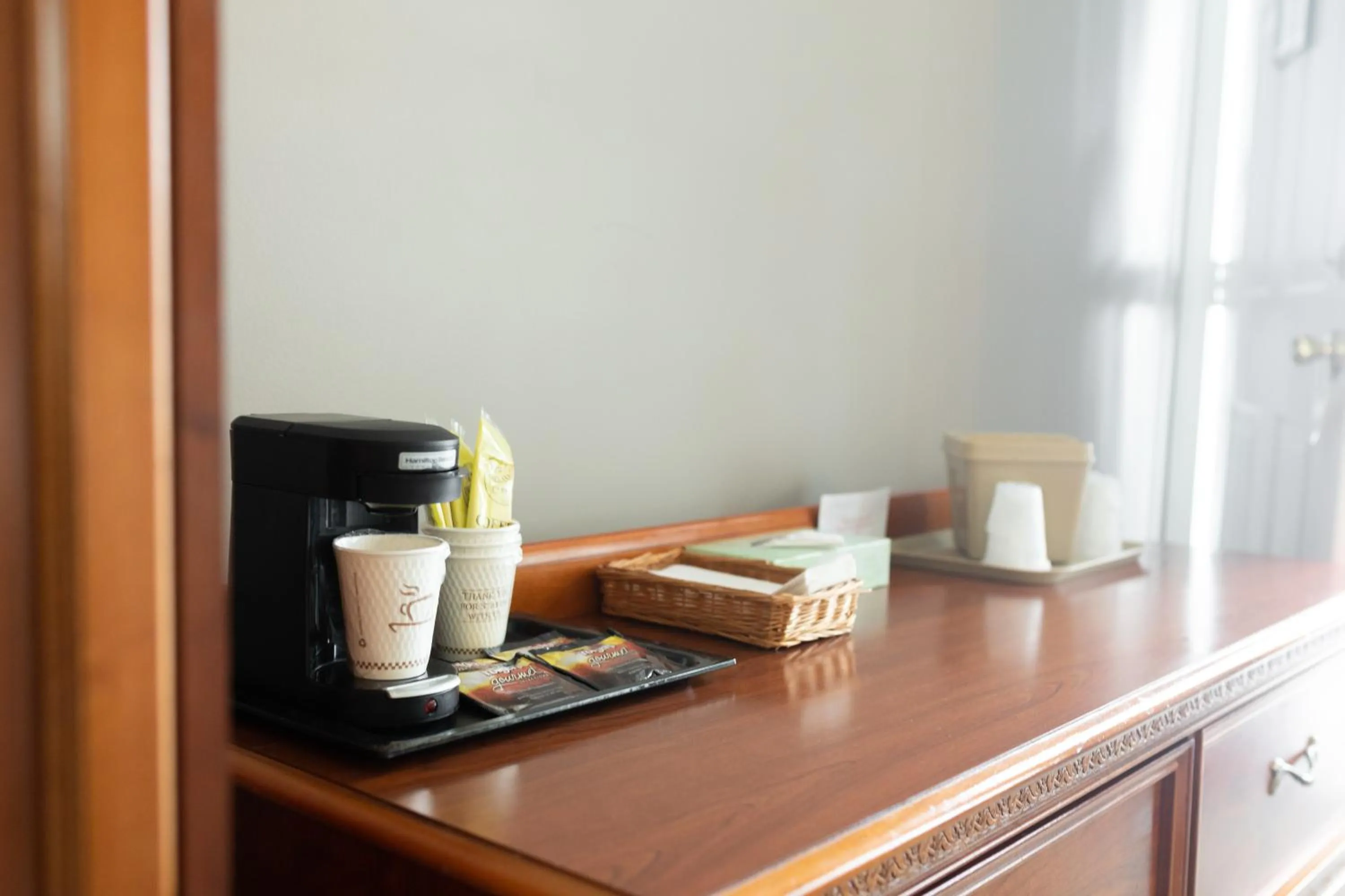 Coffee/tea facilities in Admiral Motel