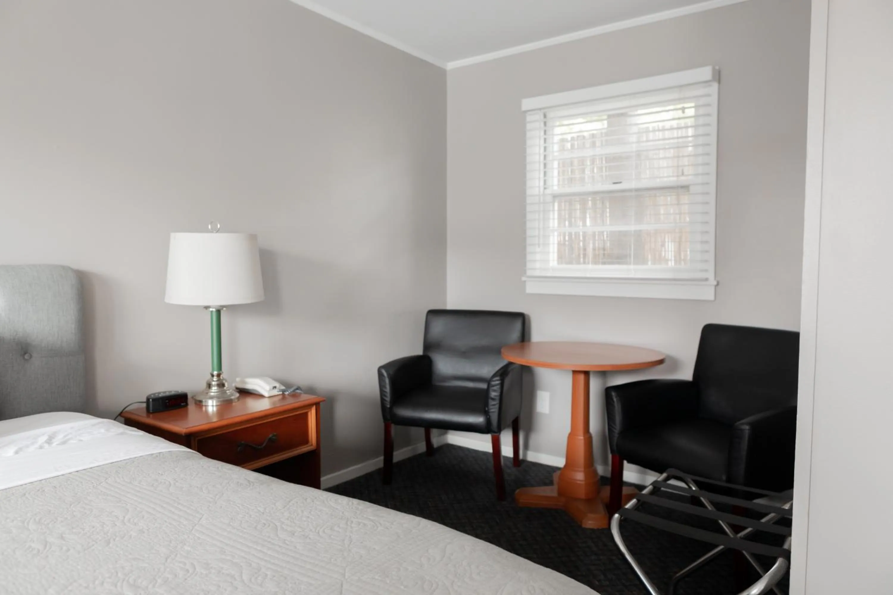 Seating area, Bed in Admiral Motel