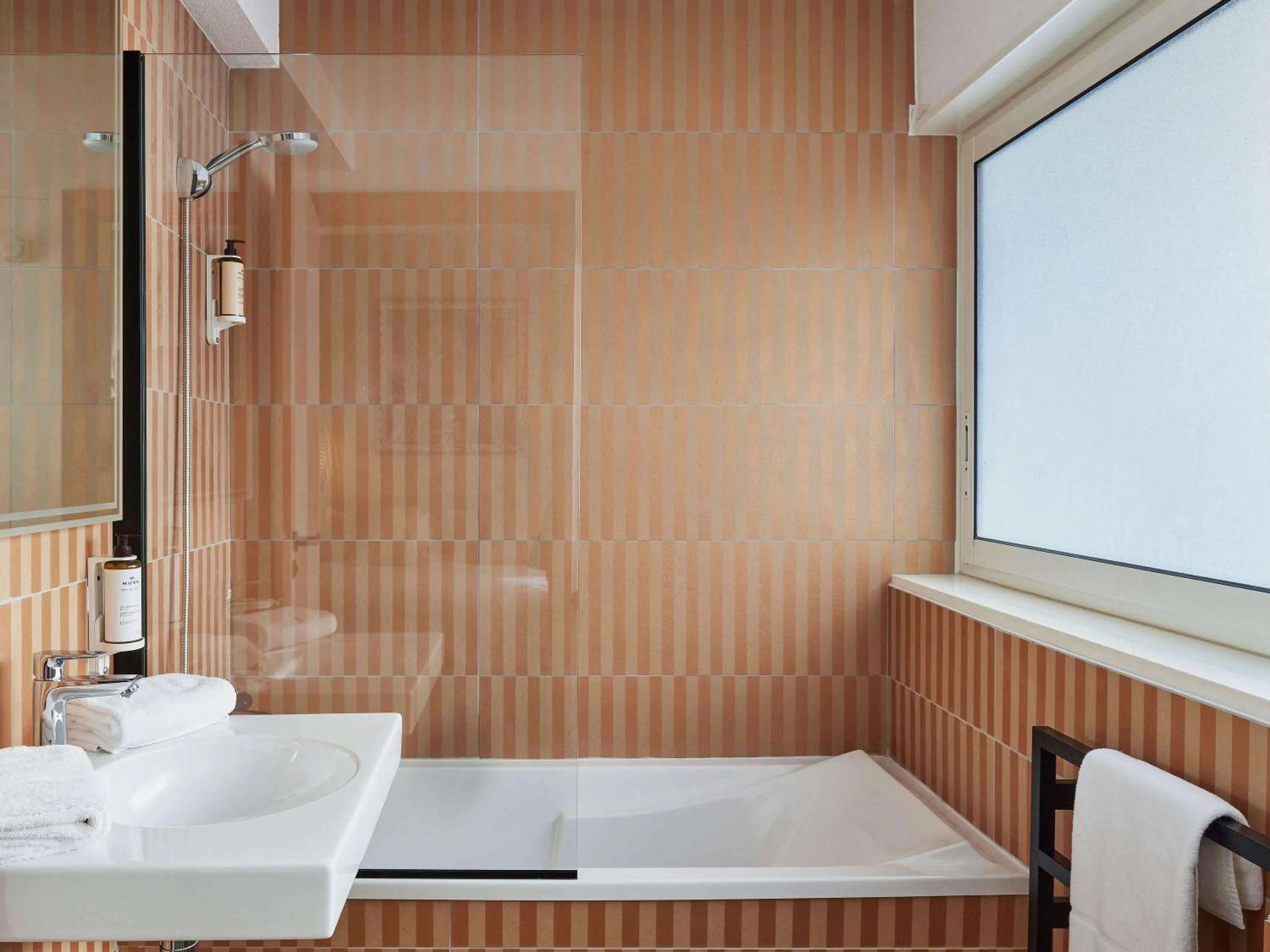 Bathroom in Hotel Continental Saint Raphael