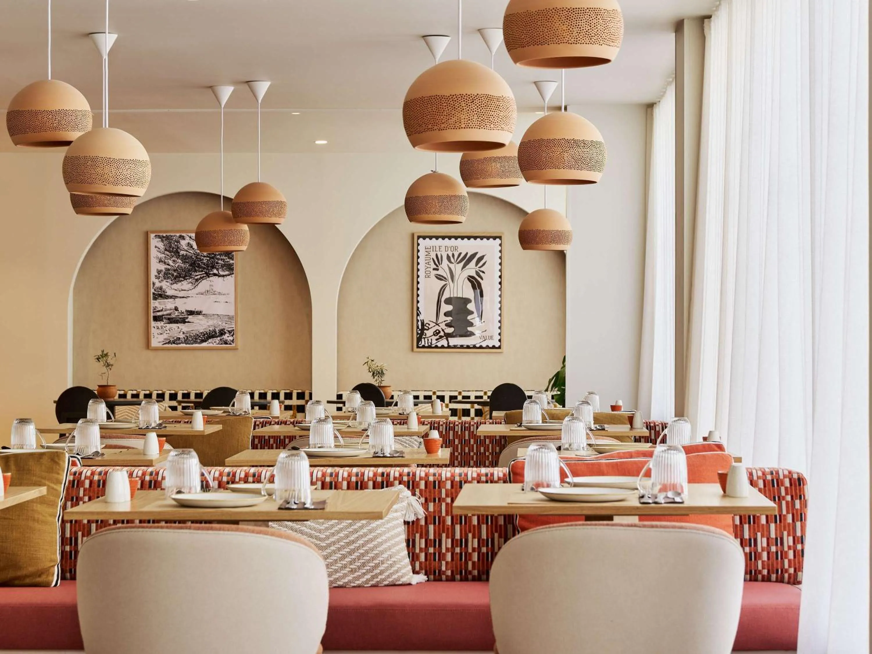 Property building in Hotel Continental Saint Raphael