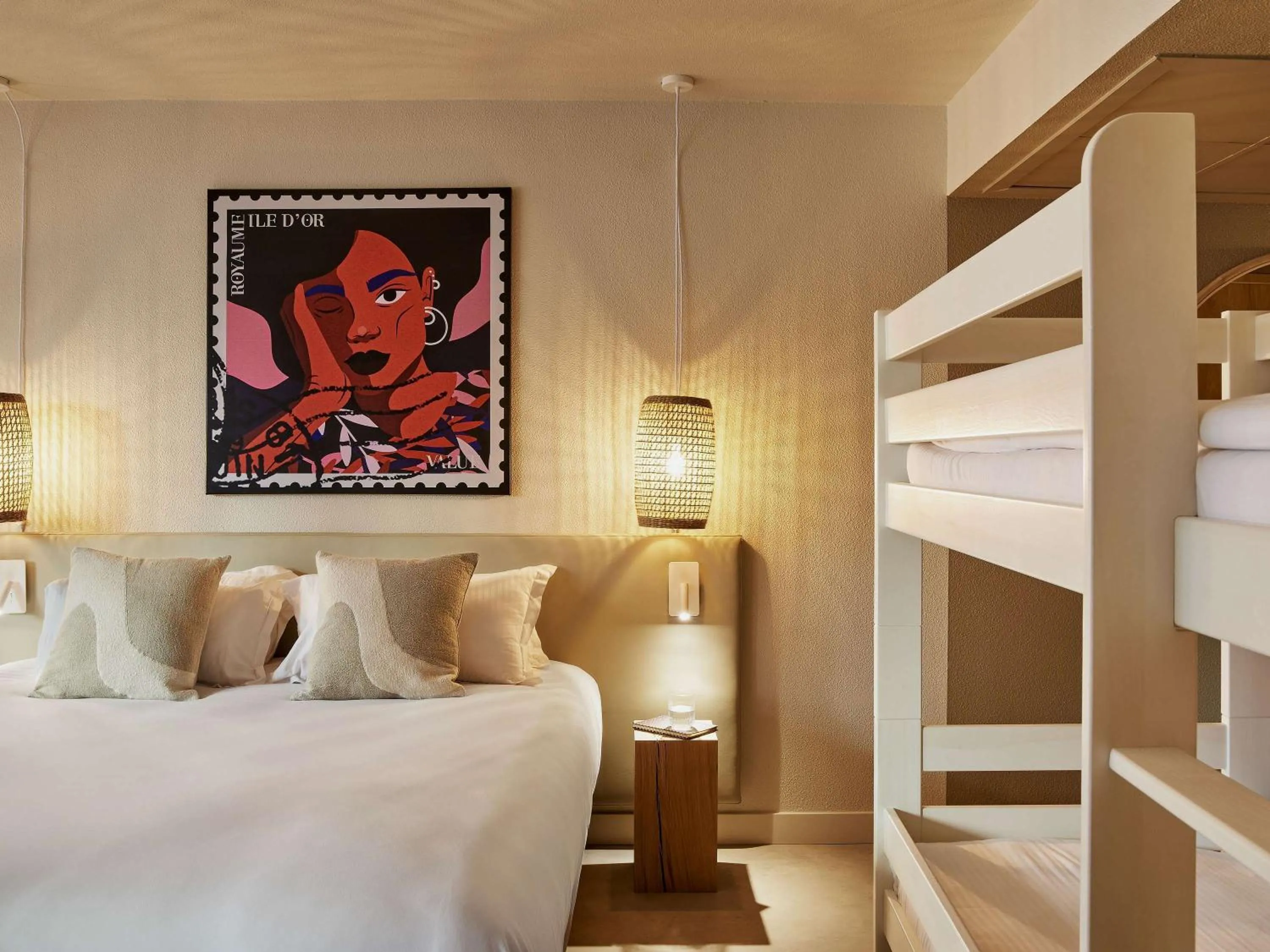 Bedroom, Bed in Hotel Continental Saint Raphael