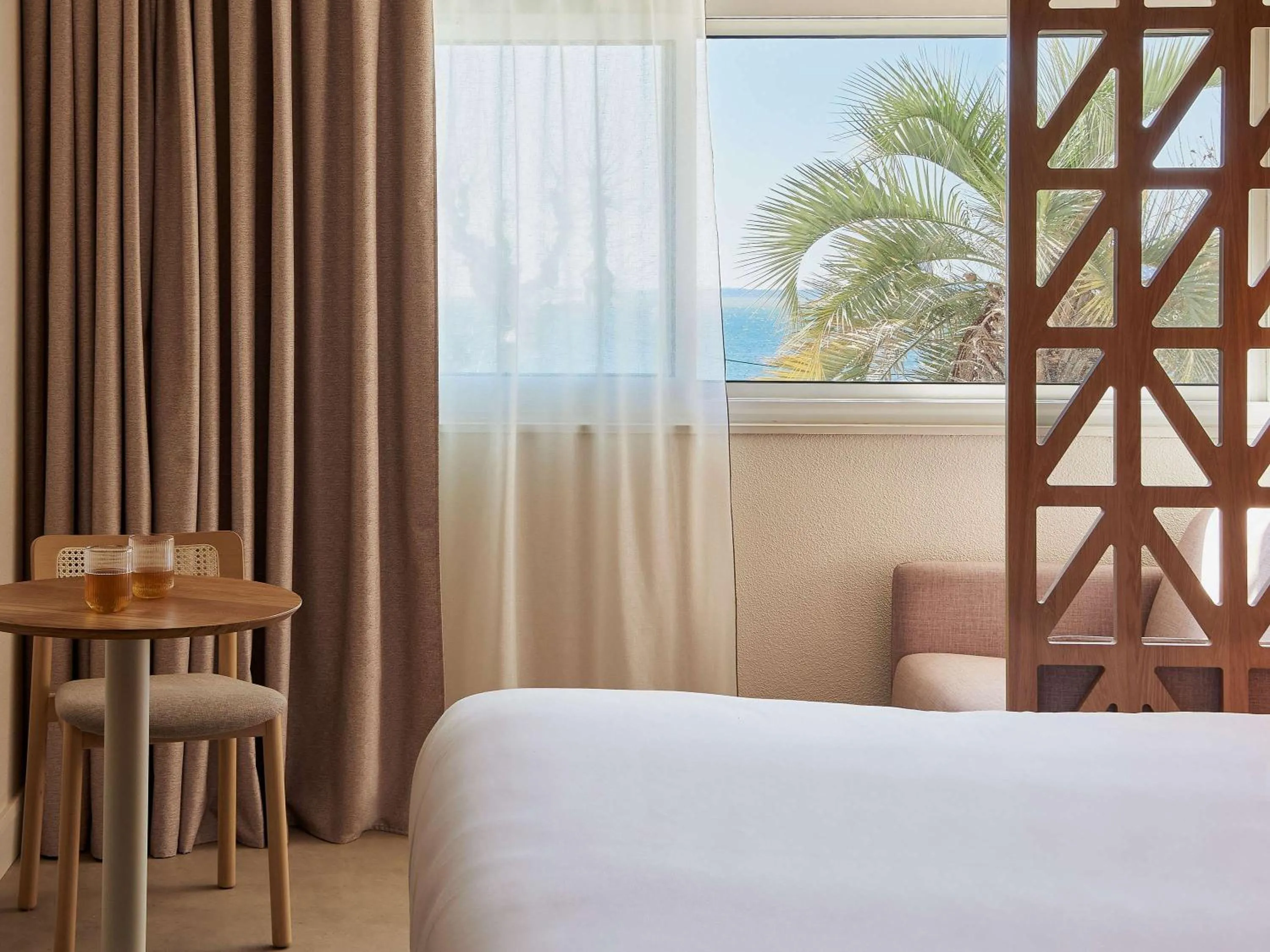 Bedroom, Bed in Hotel Continental Saint Raphael